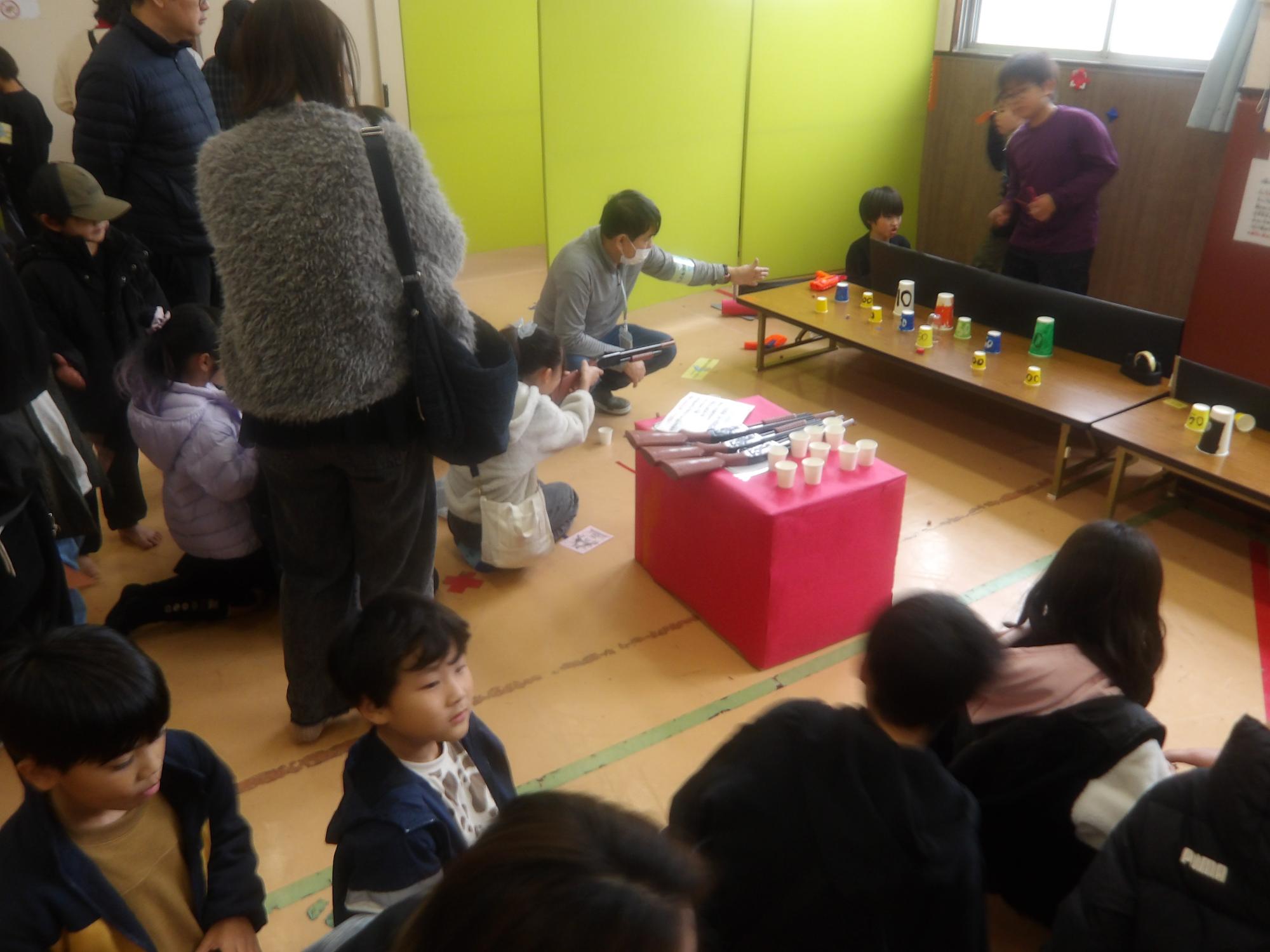 射的をしている様子の写真