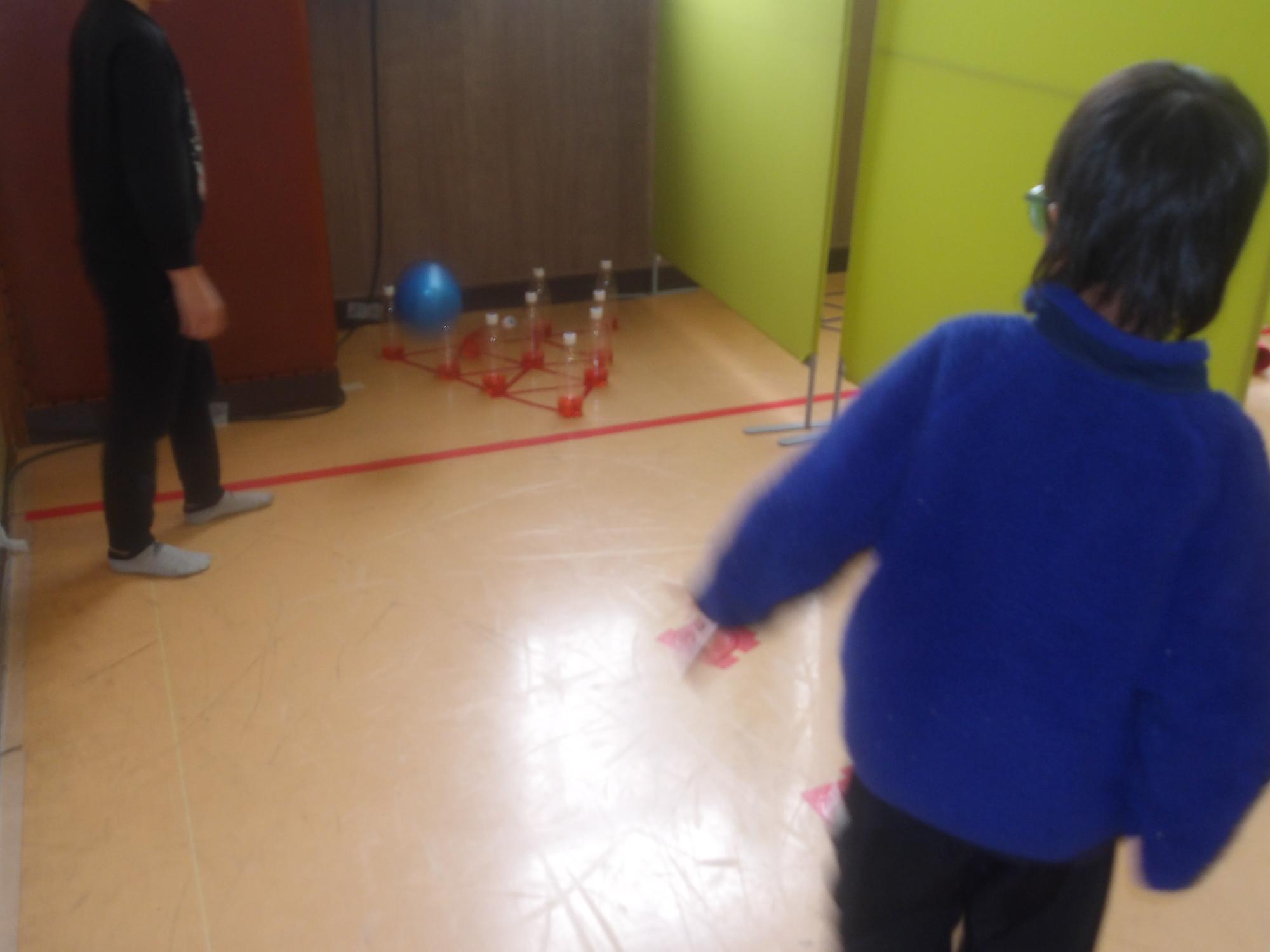 サッカーボウリングをしている様子の写真