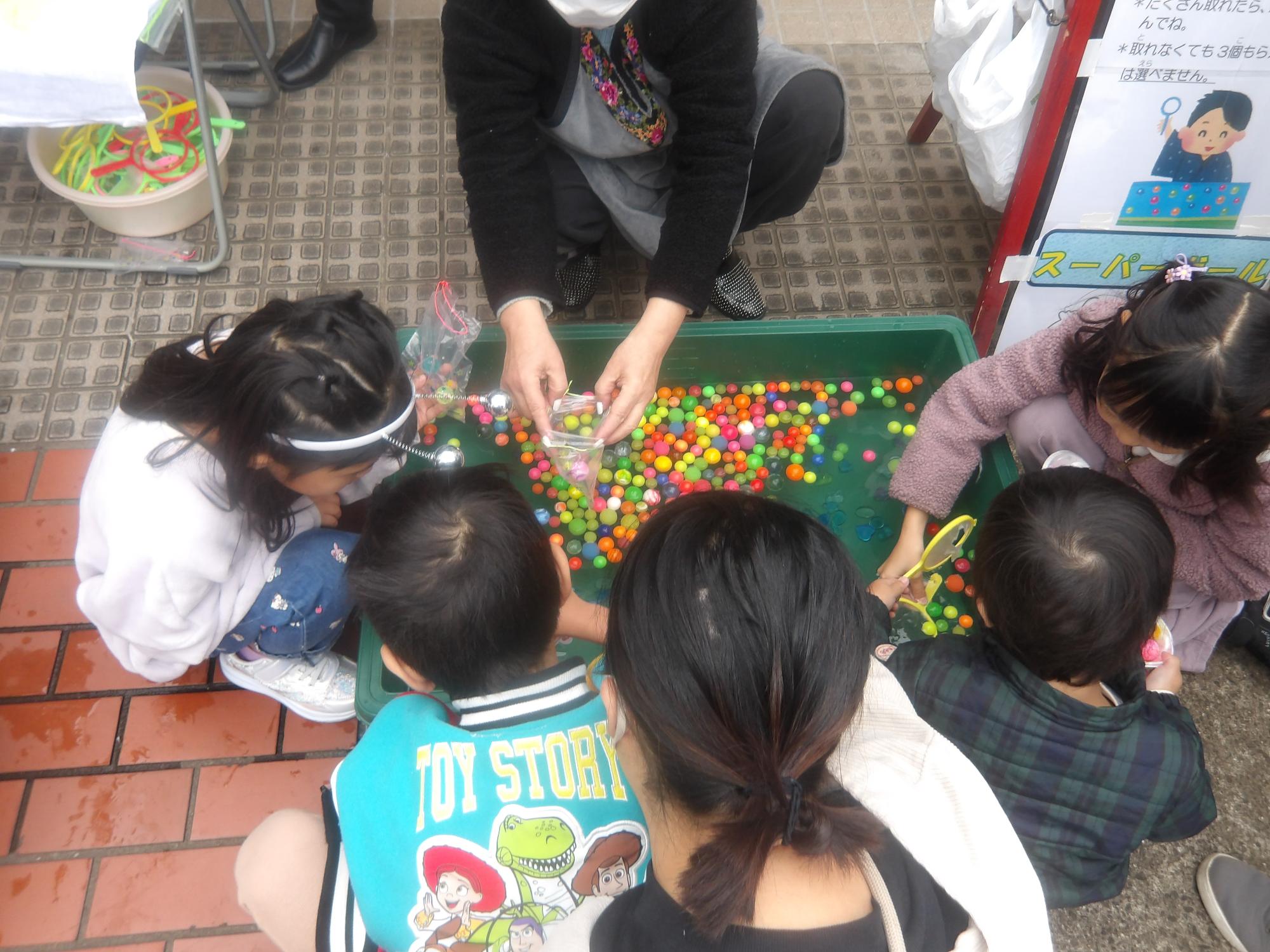 スーパーボールすくいの様子
