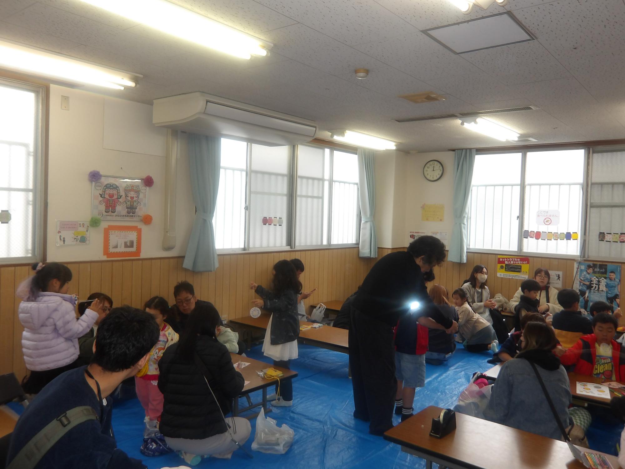 ブンブンゴマを作っている様子の写真