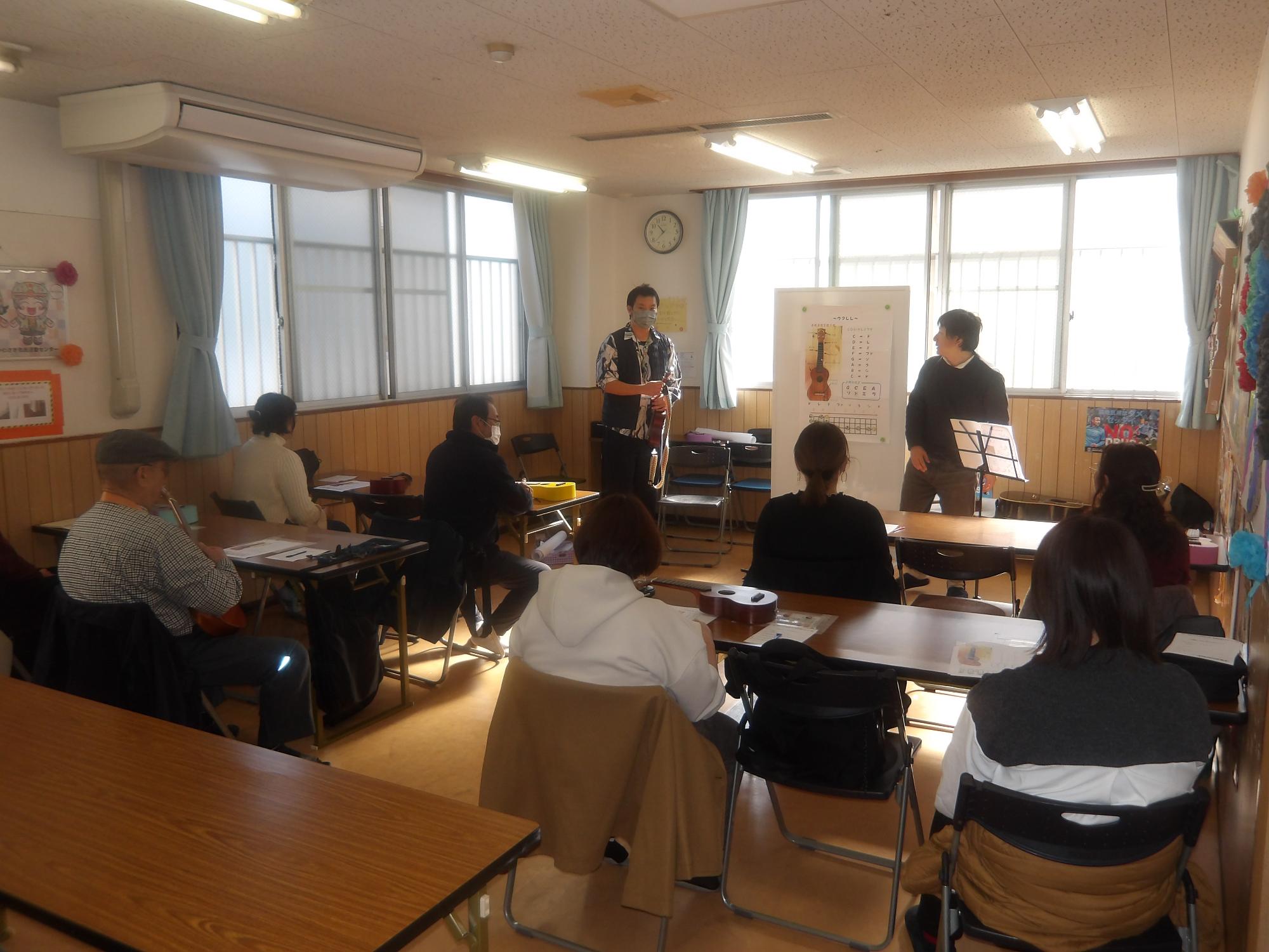 ウクレレの教えてる様子の写真