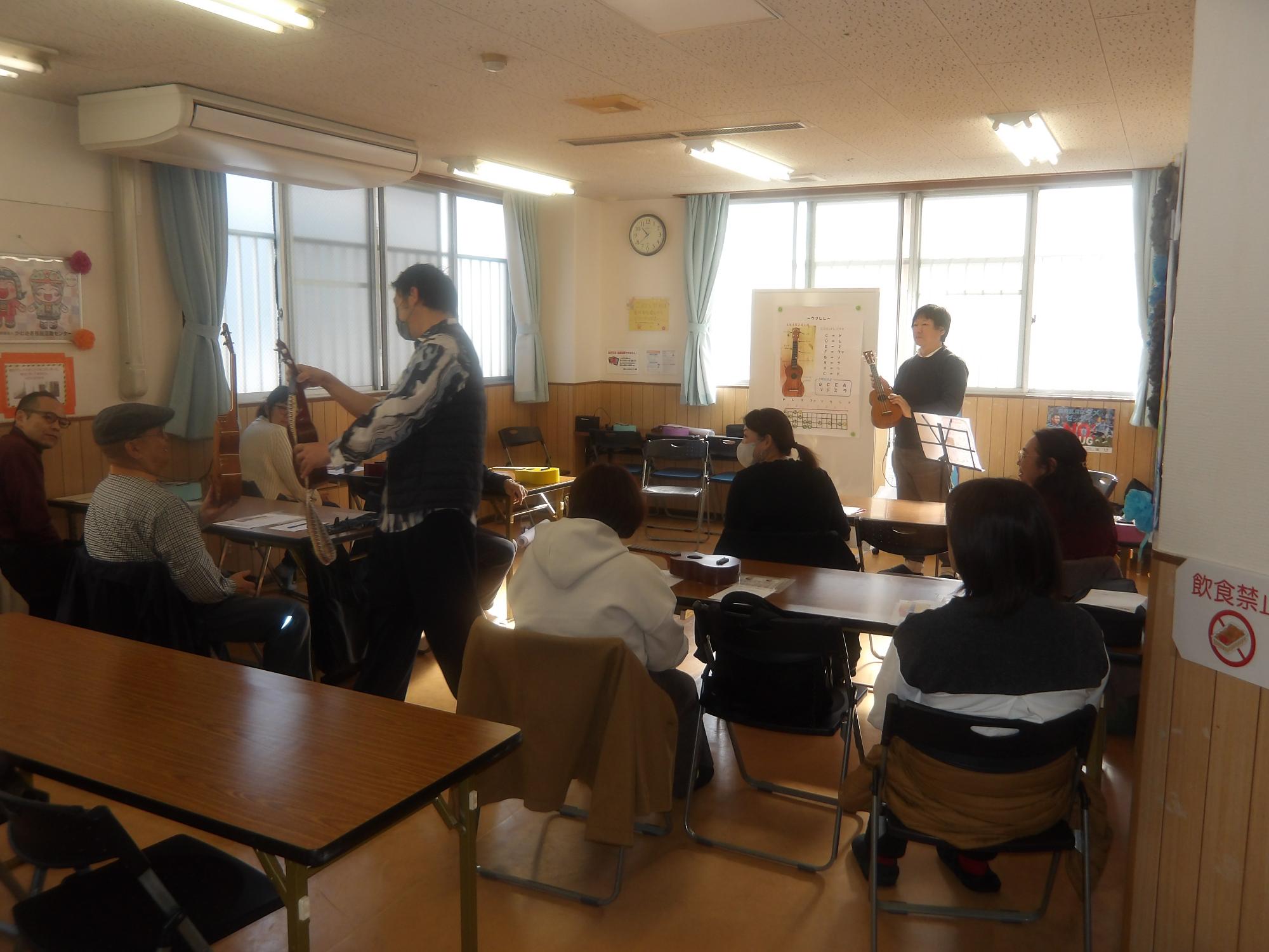 ウクレレの練習をしている様子の写真