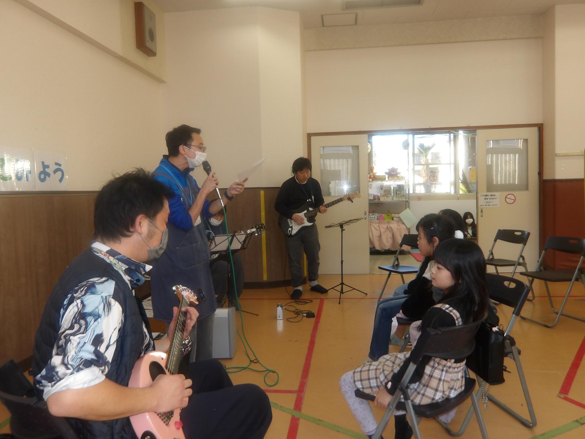 ギターを演奏している様子の写真