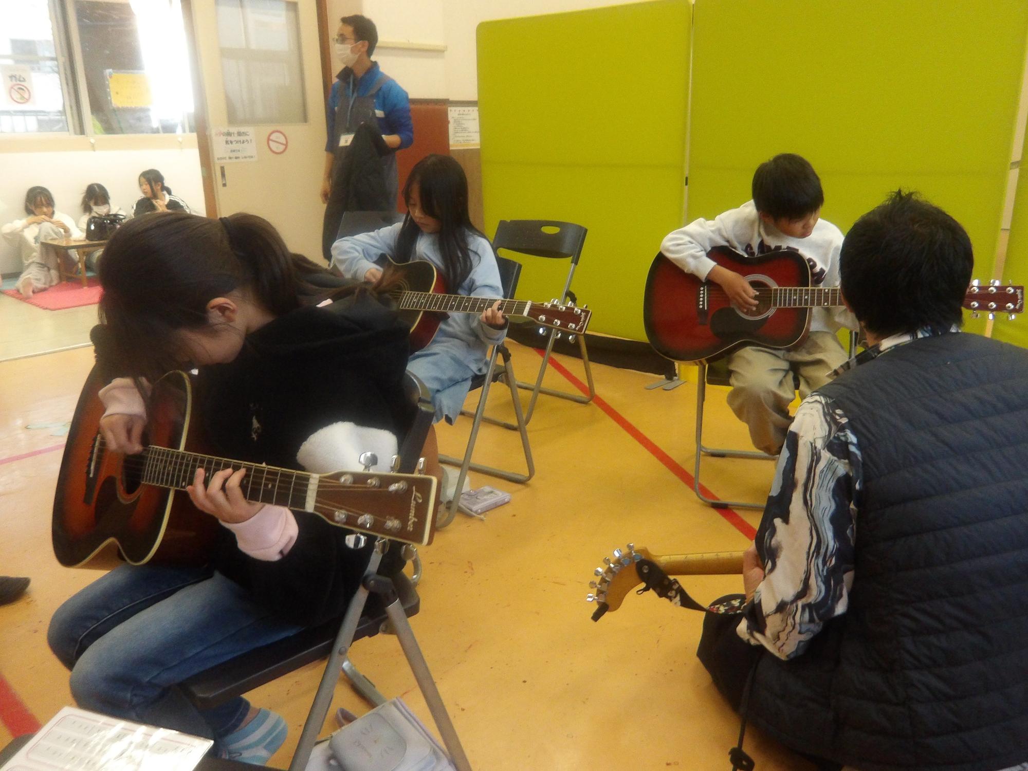 ギターを弾いている写真の様子