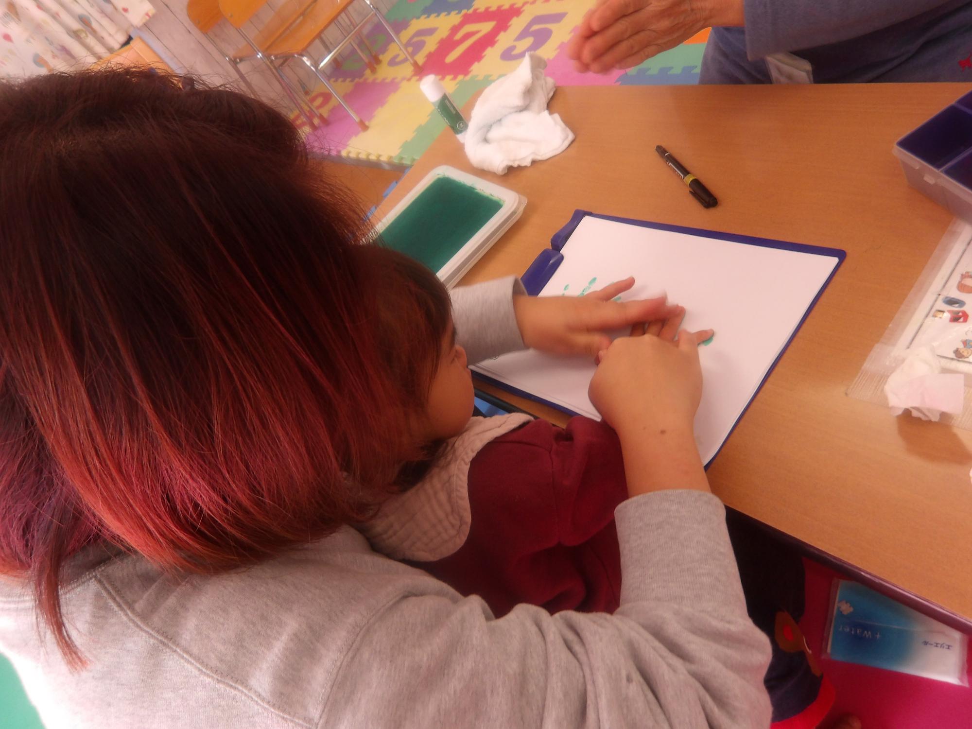 手形スタンプを押している様子の写真