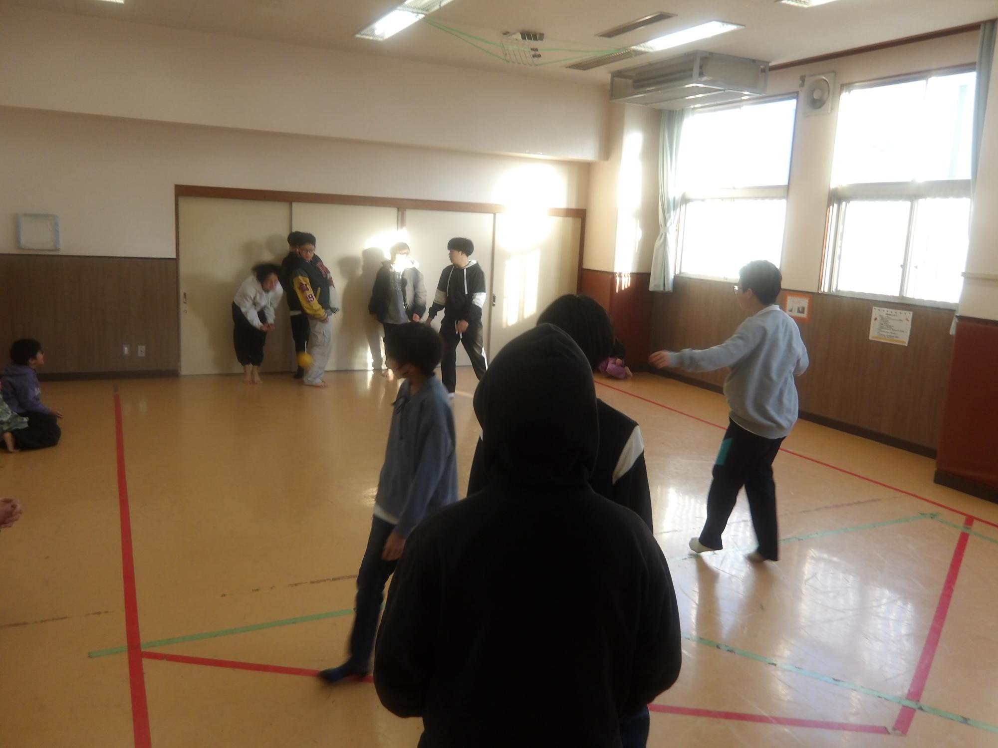 ドッジボールで遊んでいる様子の写真