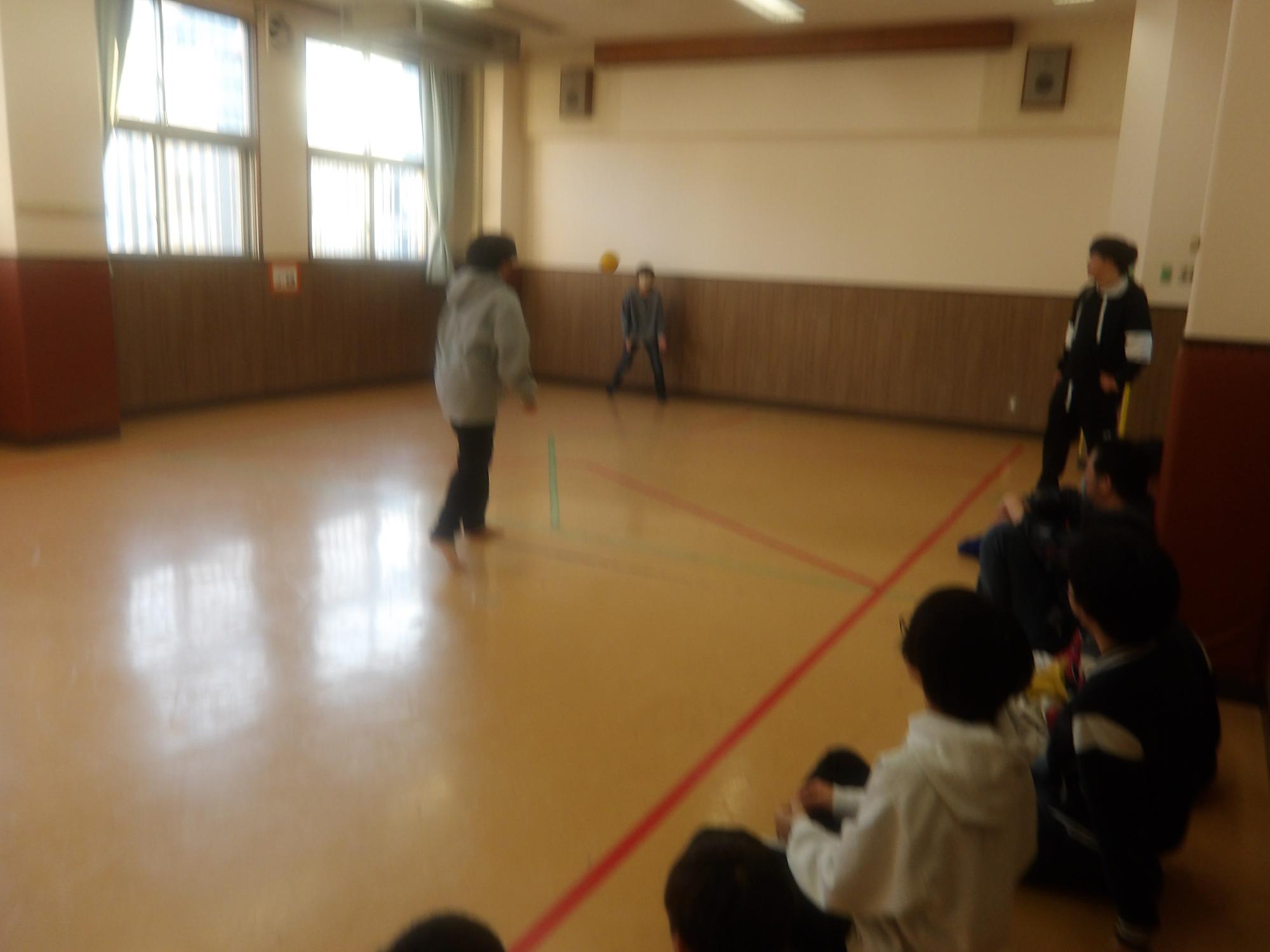 ドッジボールで遊んでいる様子の写真