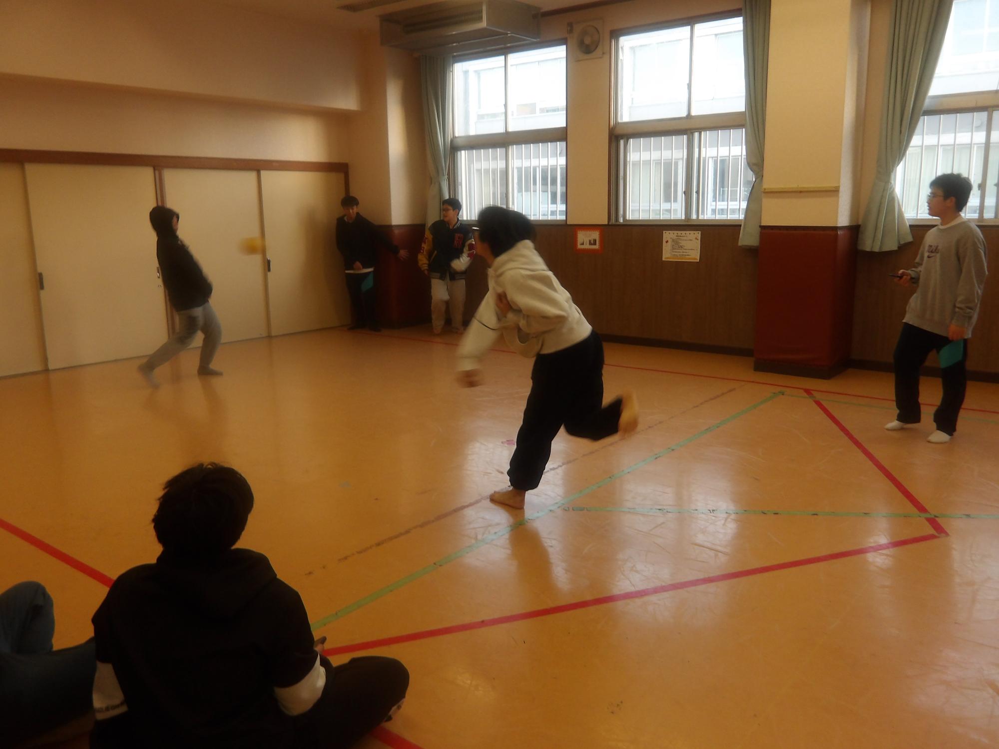 ドッジボールで遊んでいる様子の写真