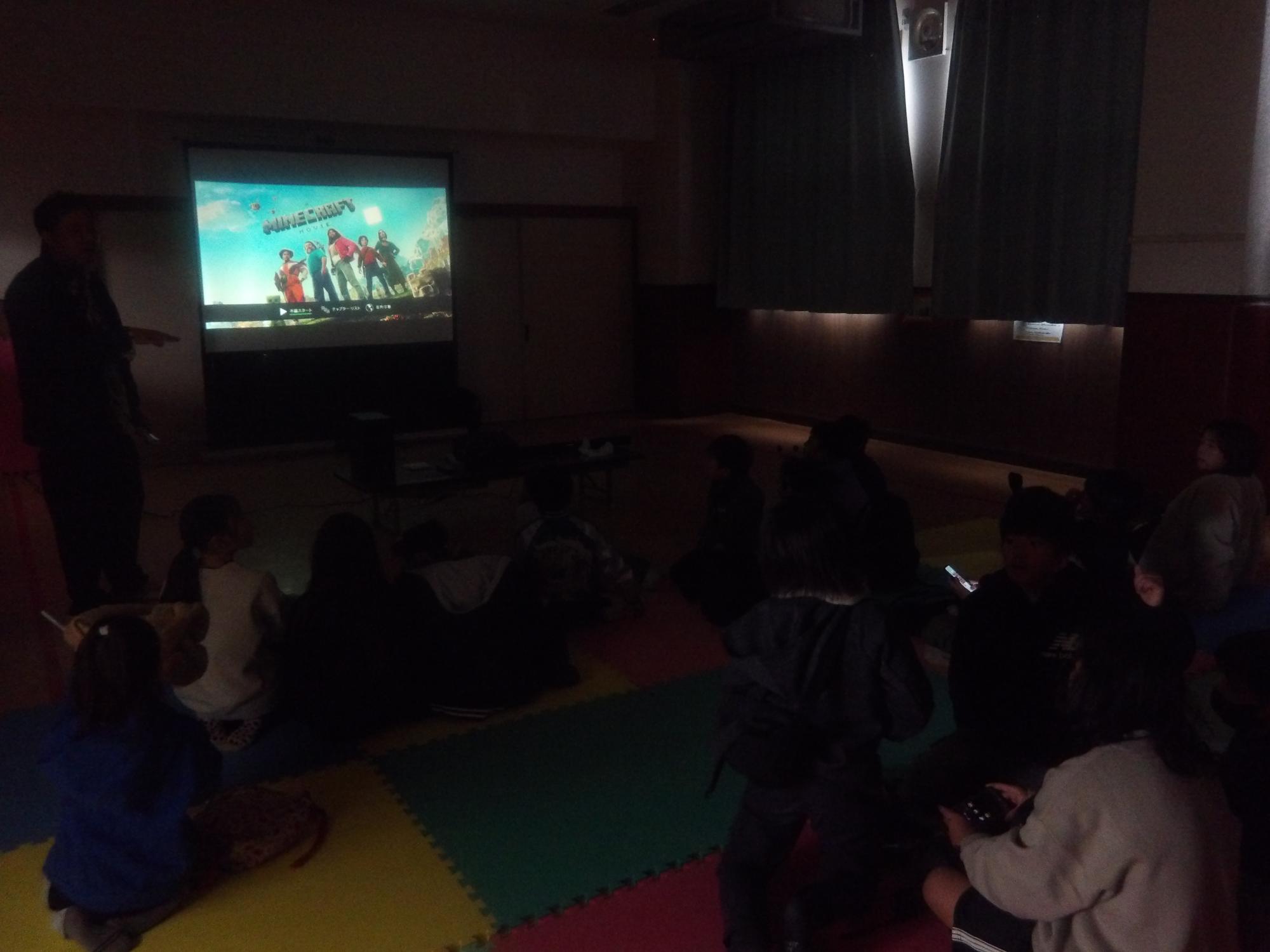 映画を見ている様子の写真