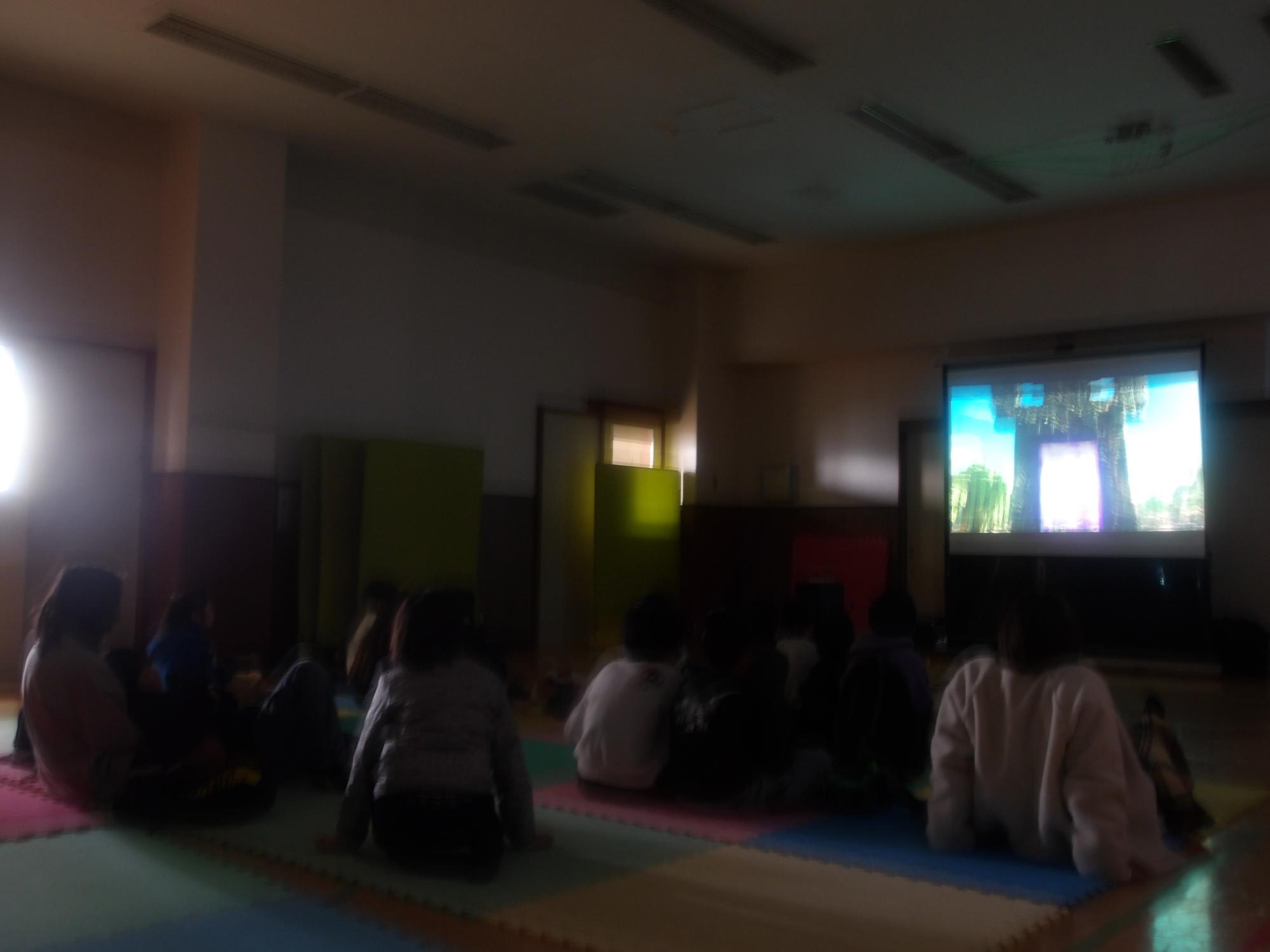 映画を見ている様子の写真