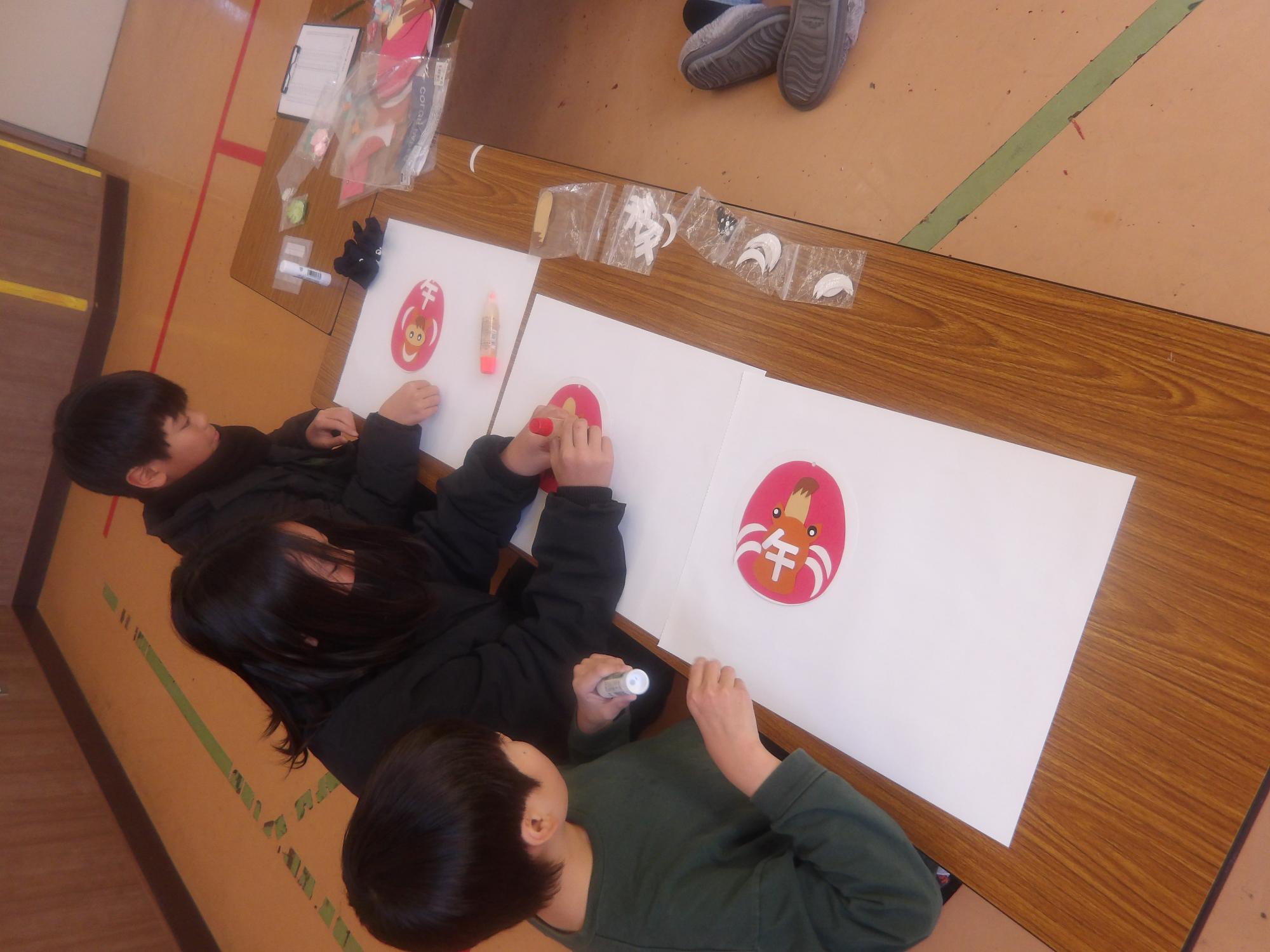 壁面飾りを作っている様子の写真