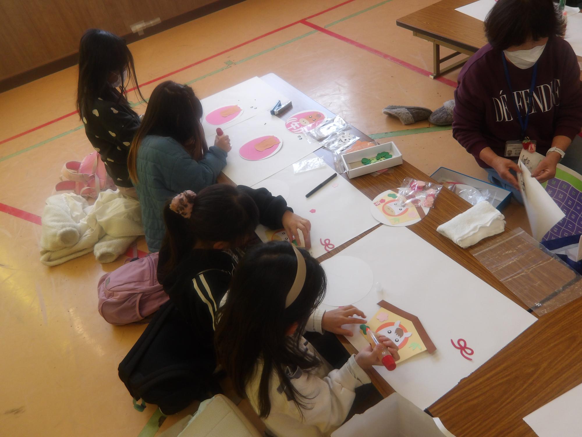 壁面飾りを作っている様子の写真