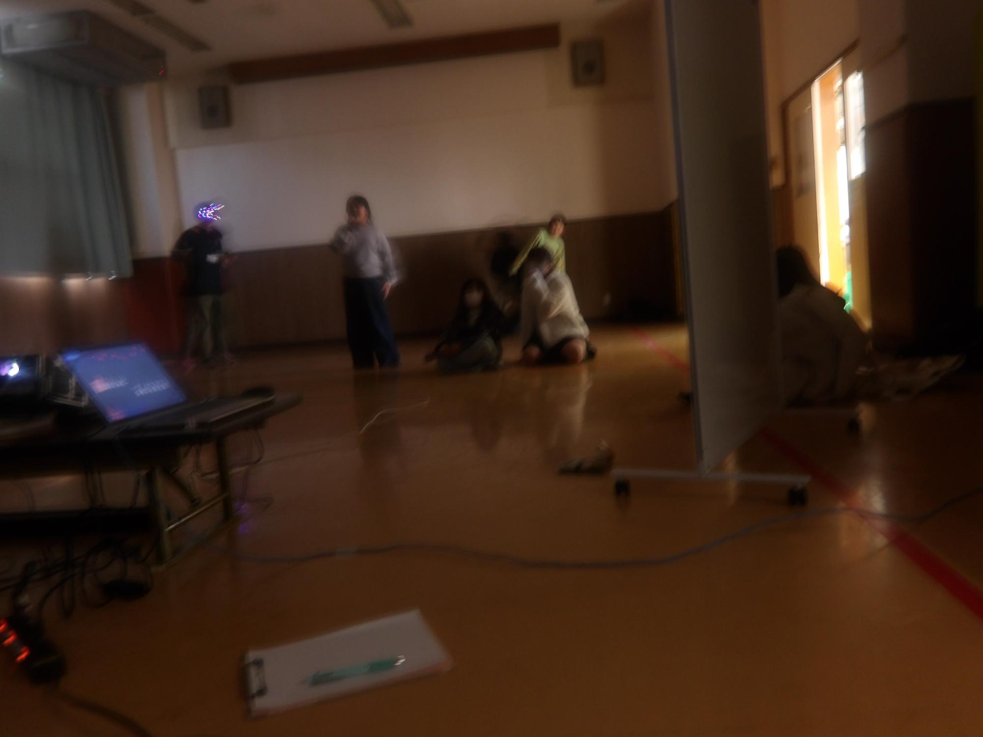 カラオケを楽しんでいる様子の写真