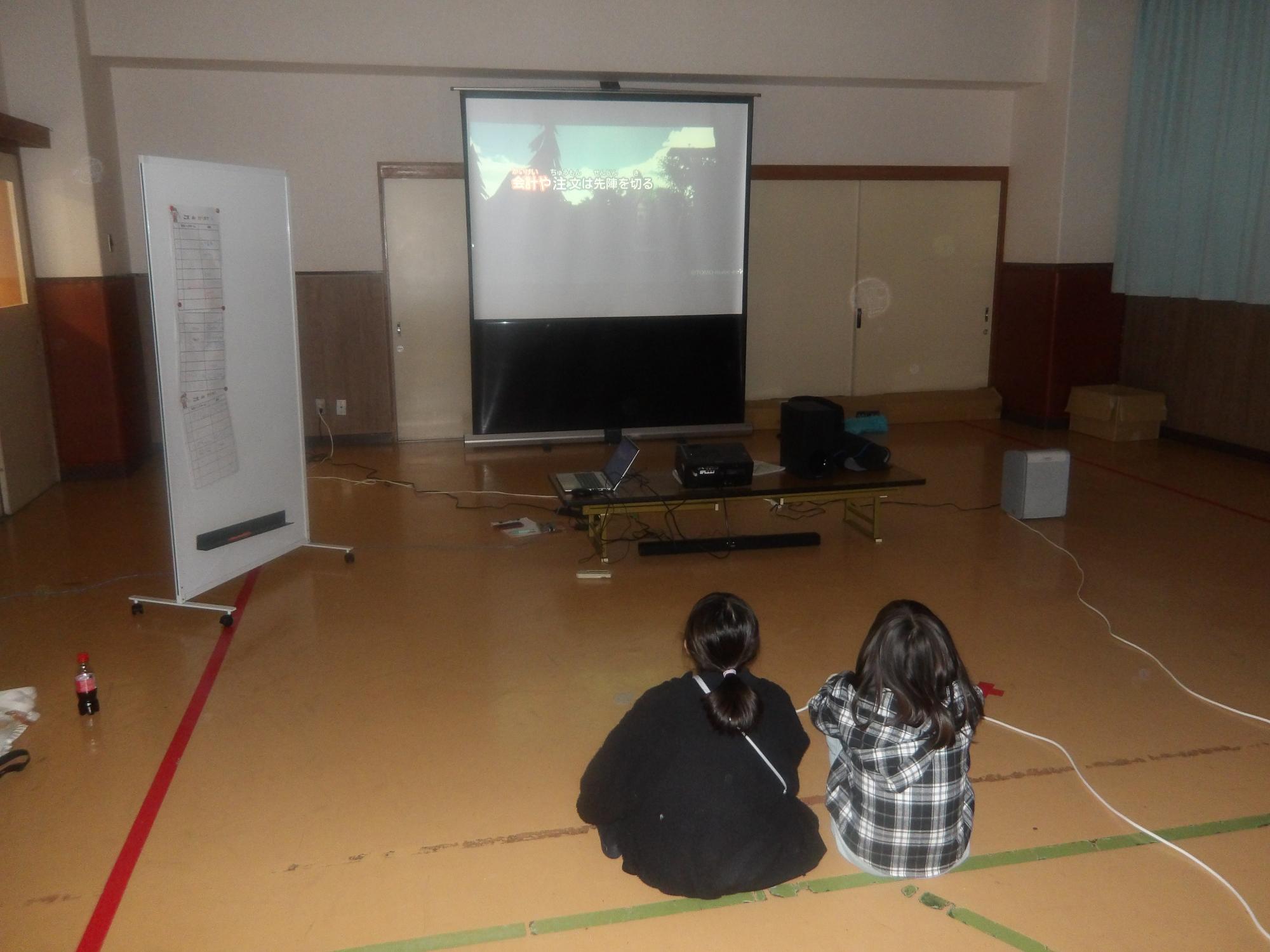 カラオケを楽しんでいる様子の写真