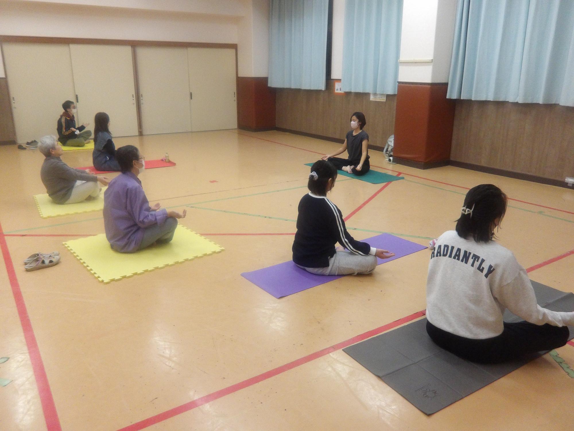 ヨガをしている様子の写真