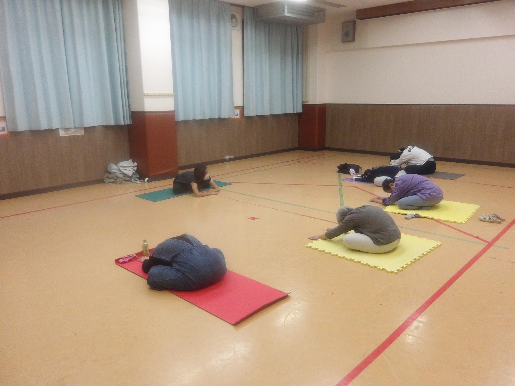 ヨガをしている様子の写真