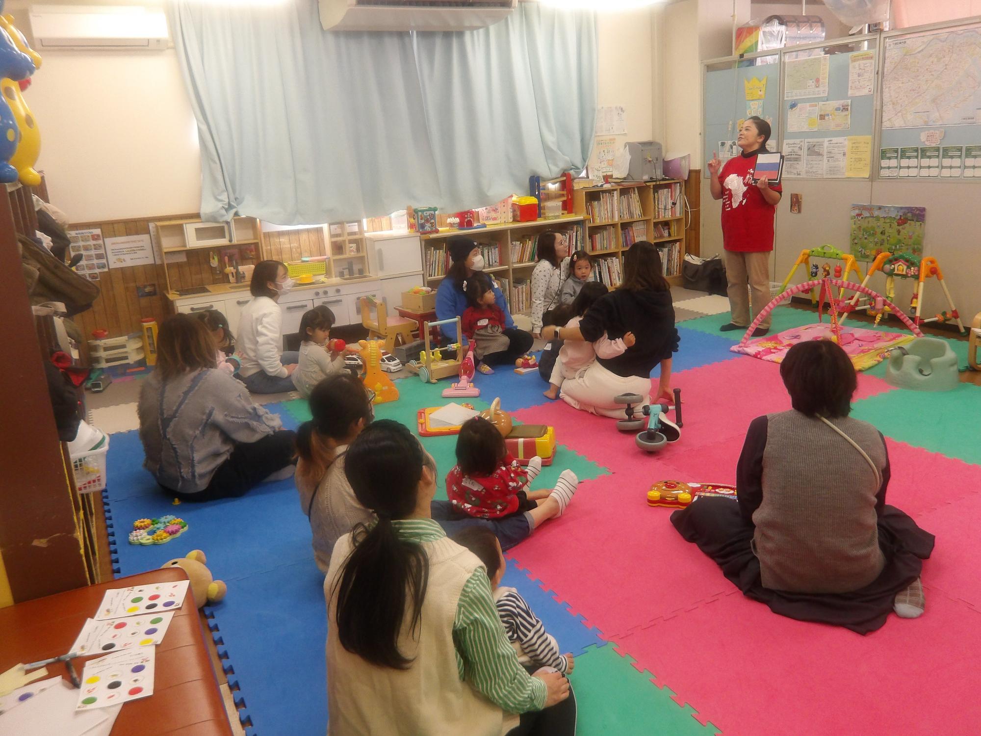 色んな国の挨拶を紹介している様子の写真