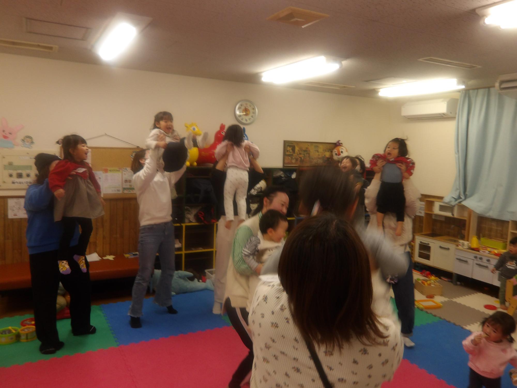 世界の音楽を聴いて踊っている様子の写真