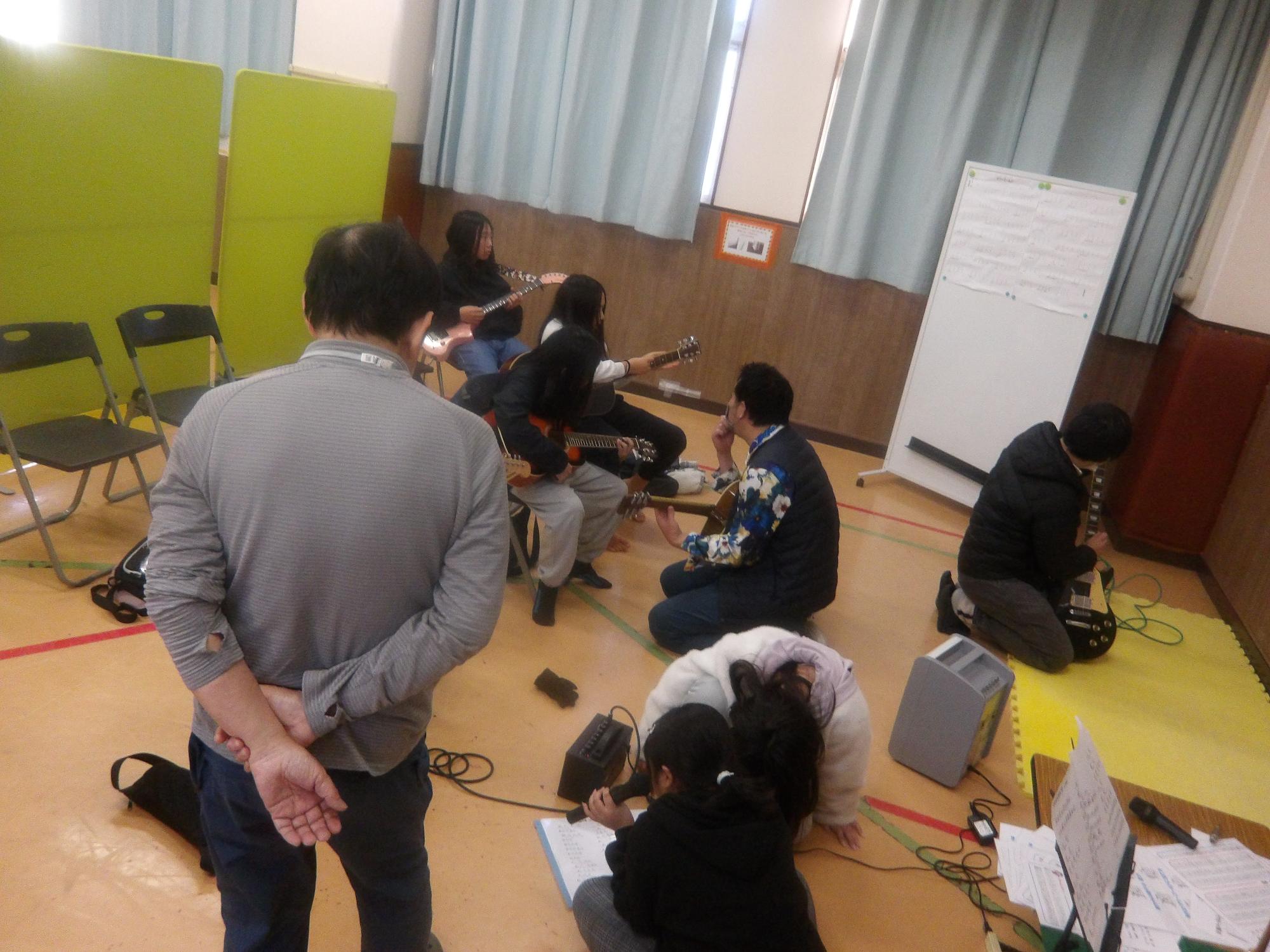 ギターを練習している様子の写真