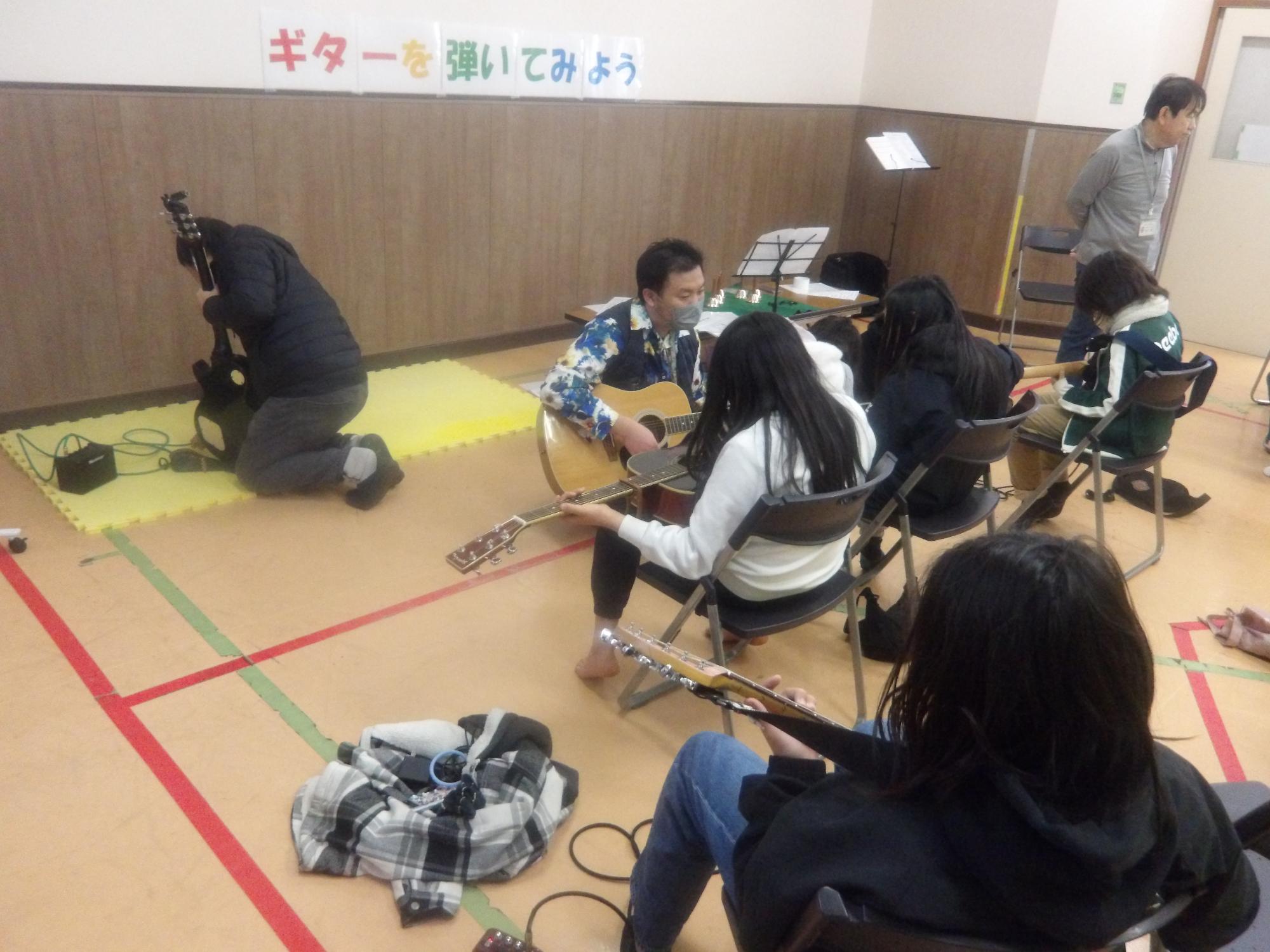 ギターを弾いている様子の写真