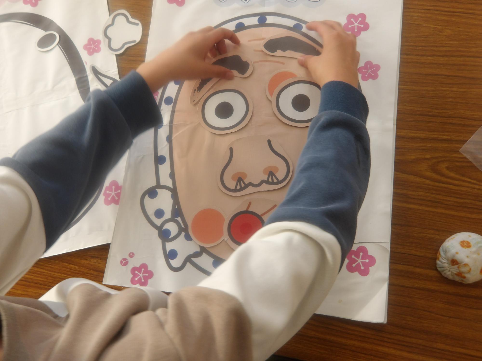 福笑いをしている様子の写真