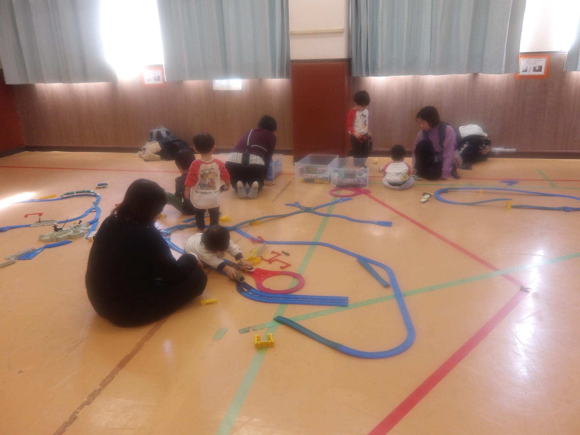 プラレールで遊んでいる様子の写真