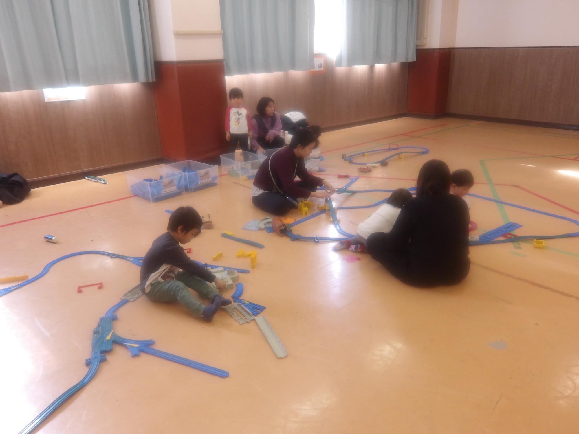 プラレールで遊んでいる様子の写真