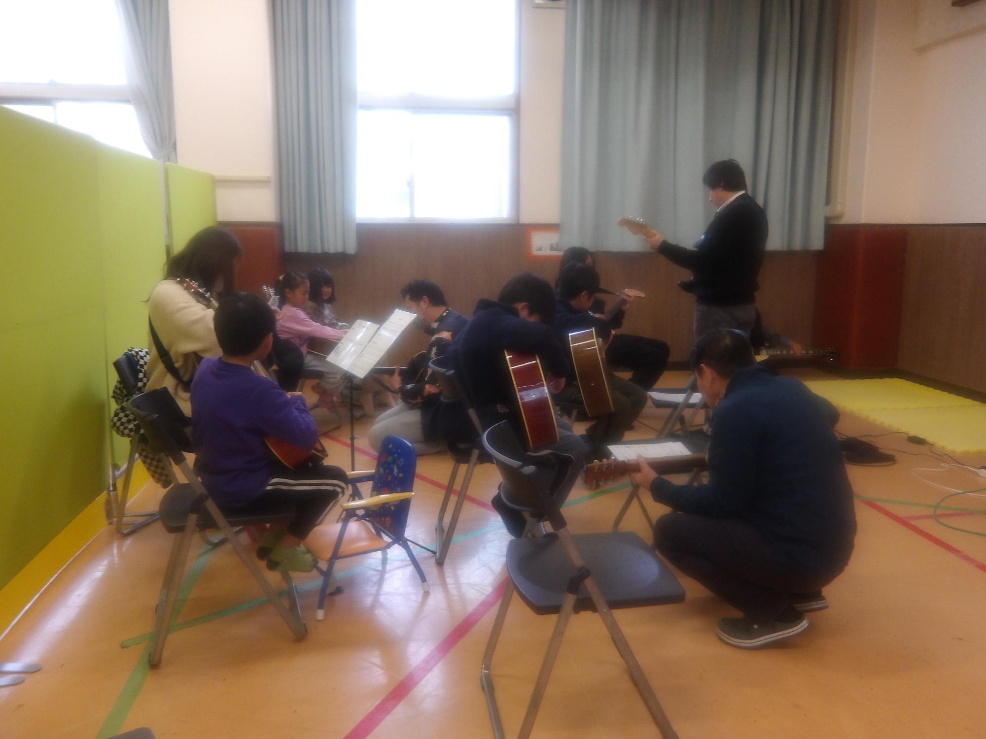 ギターを弾いている子どもたちの写真