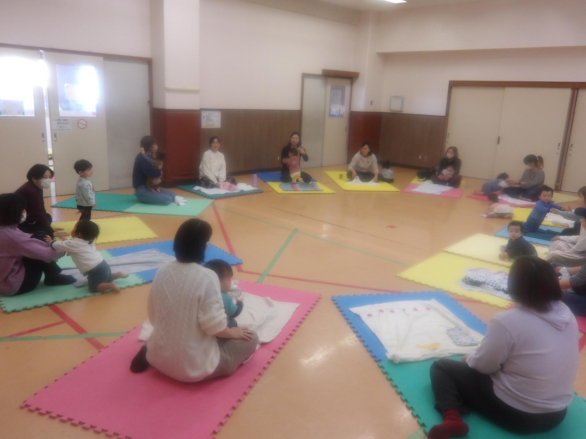 ベビーマッサージをしている様子の写真