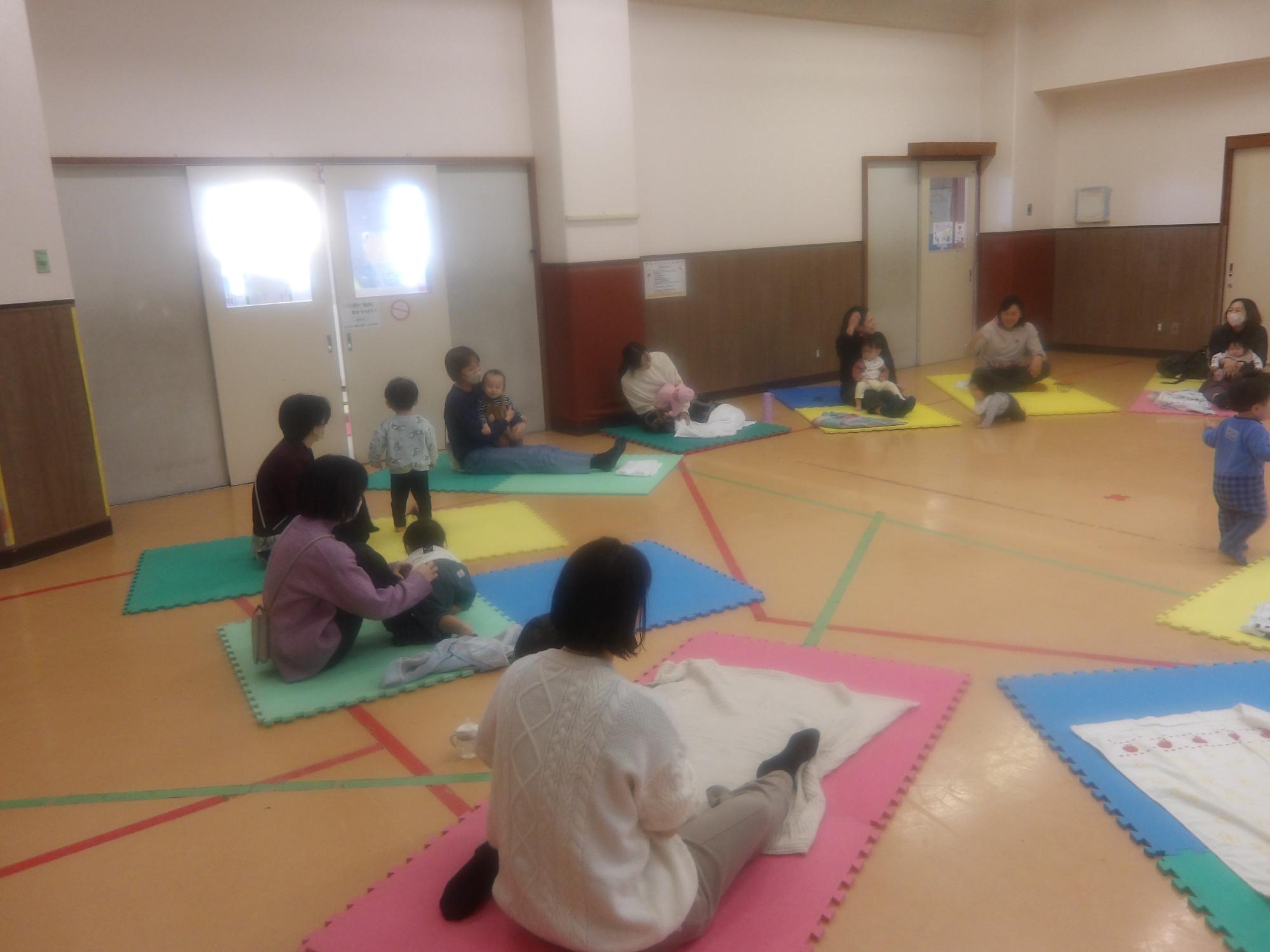 ベビーマッサージをしている様子の写真