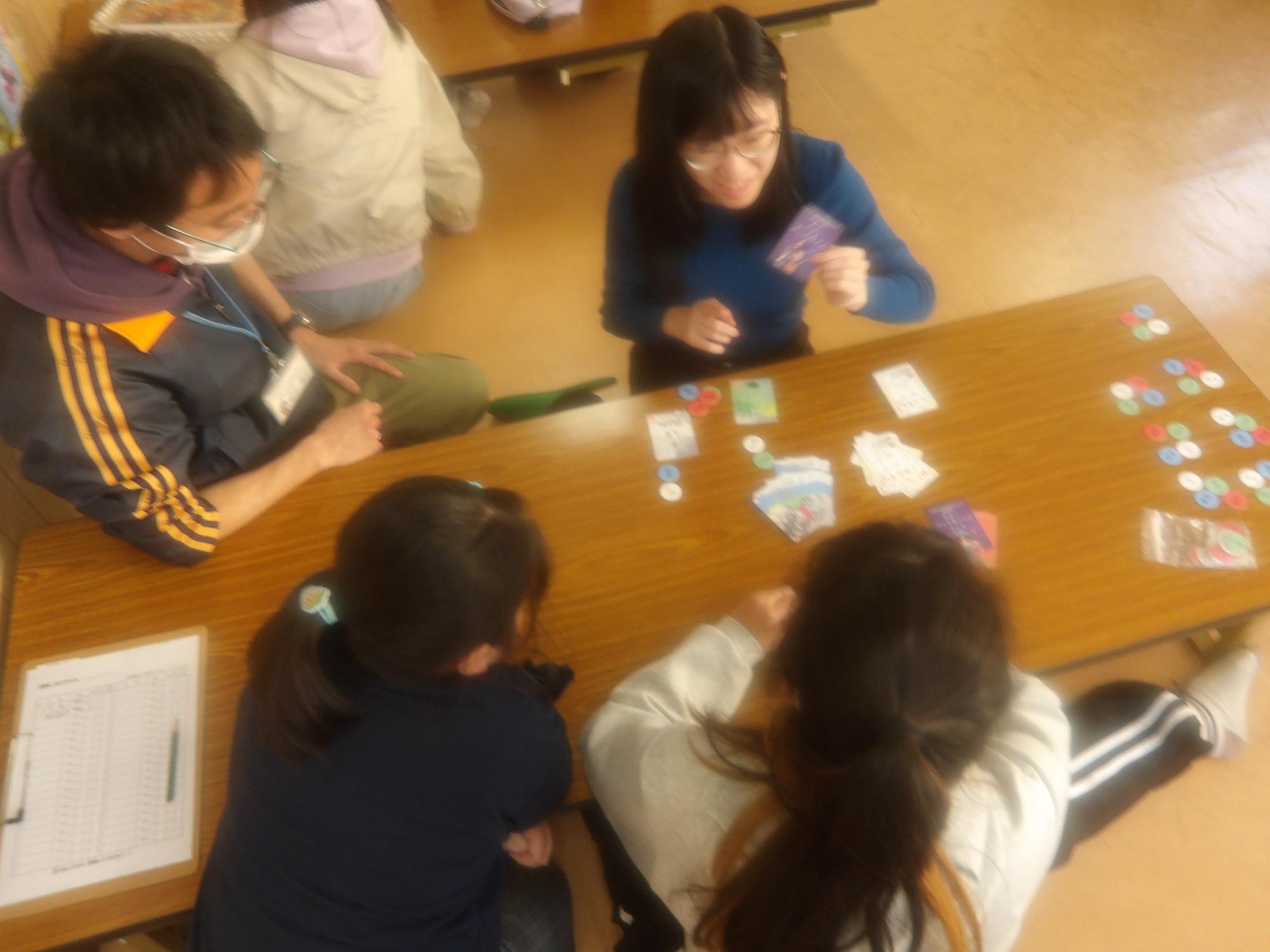 コンペイントで遊んでいる様子の写真