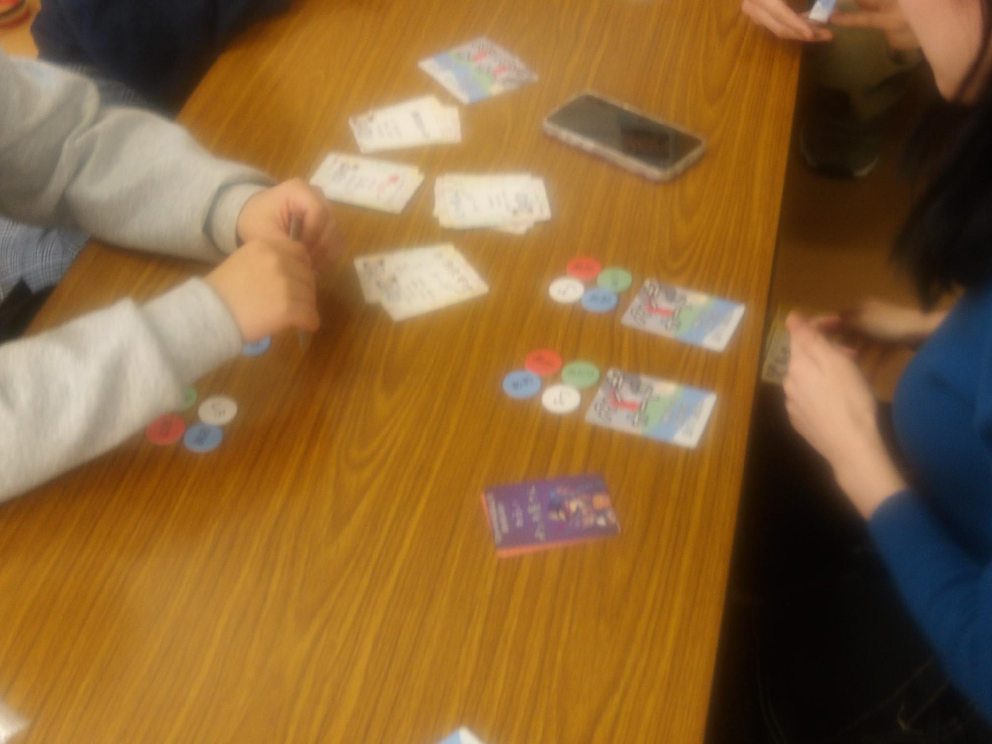 コンペイントで遊んでいる様子の写真