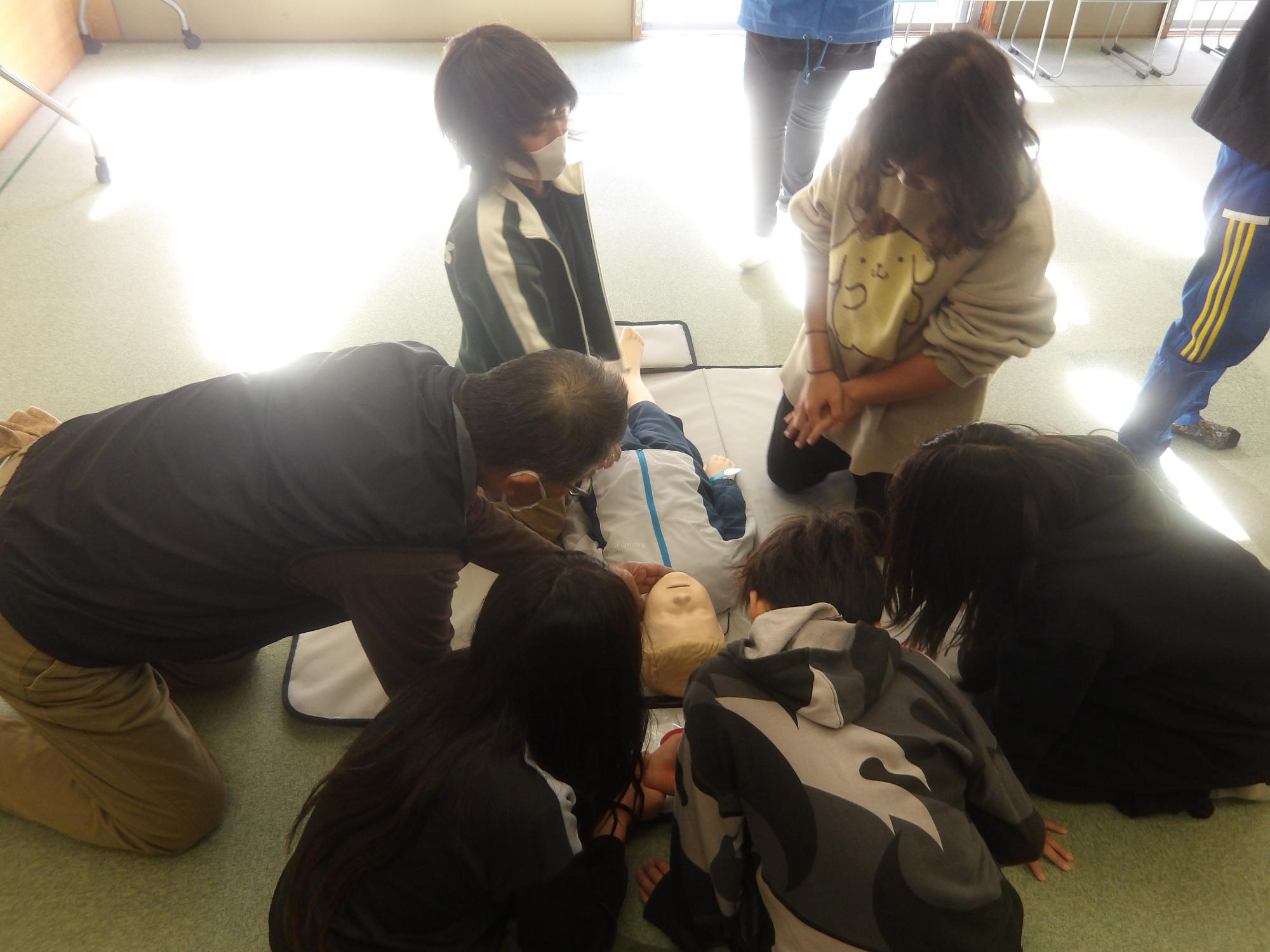 心肺蘇生の練習をしている様子の写真