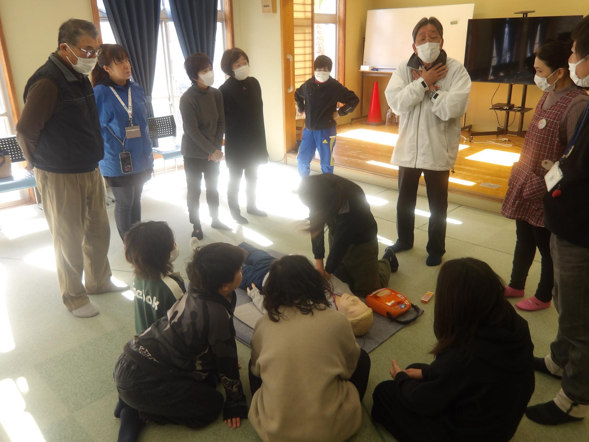 心肺蘇生の練習をしている様子の写真