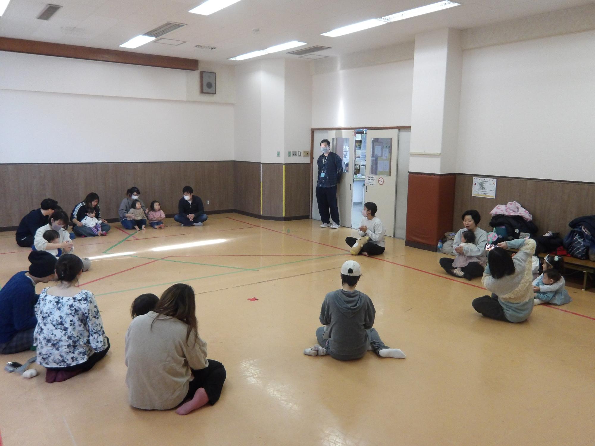 おやこたいそうが始まる様子の写真