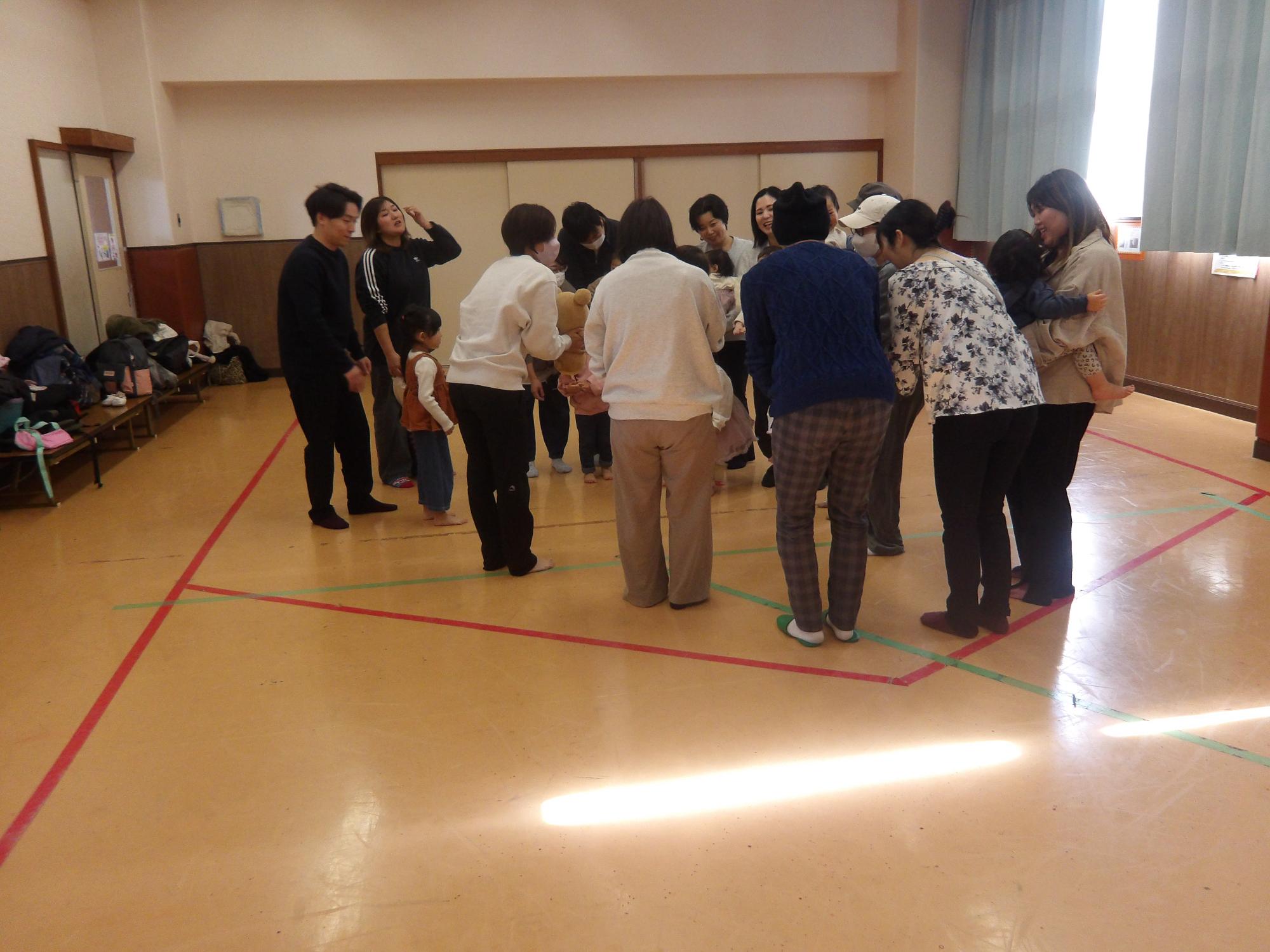 親子で体操をしている様子の写真