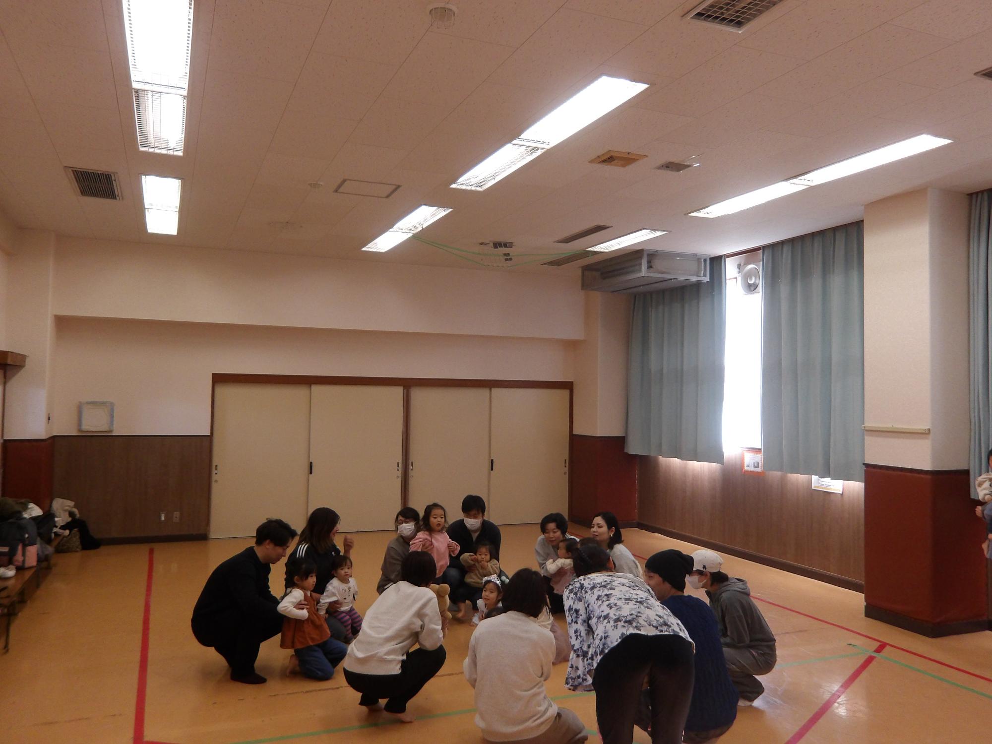 親子で体操をしている様子の写真