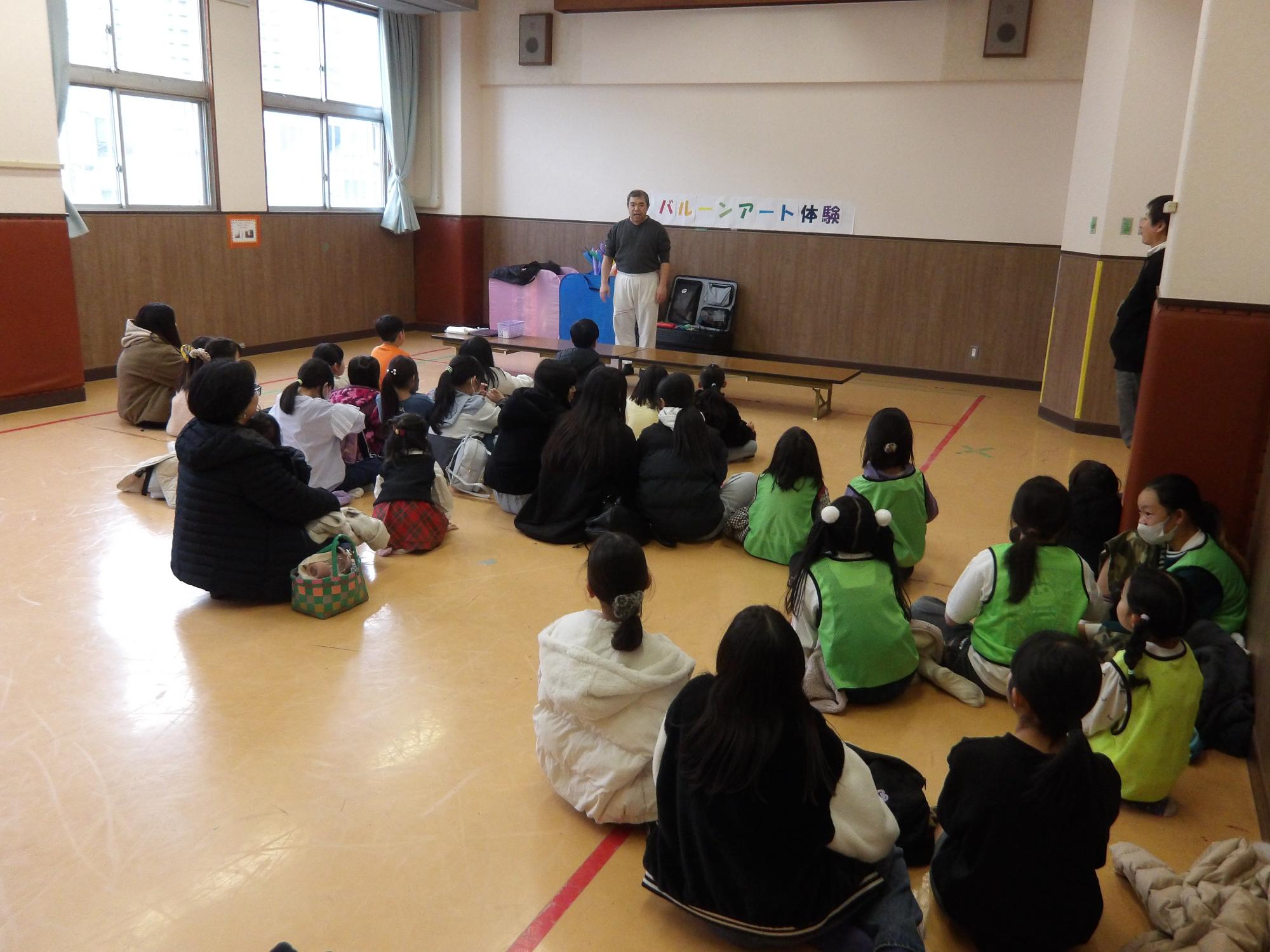 バルーンアート体験の様子の写真