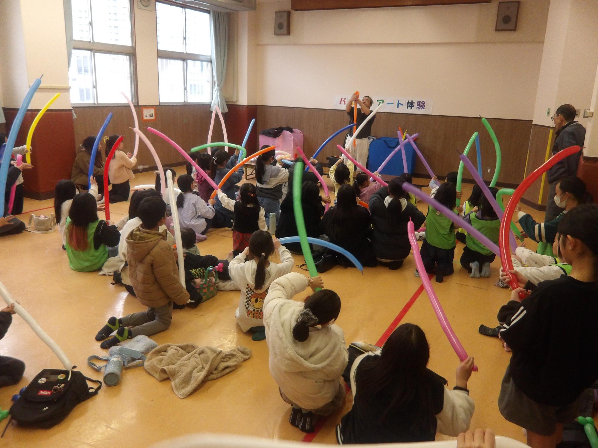 バルーンアートをしている様子の写真