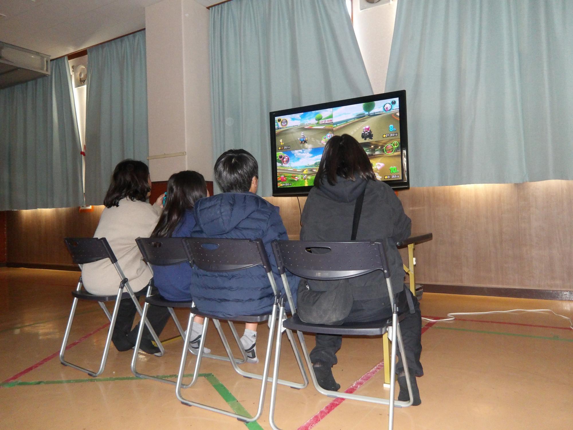 ゲームをしている様子の写真