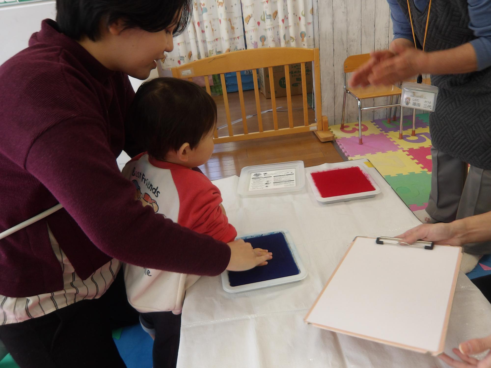 手形足形スタンプをしている様子の写真