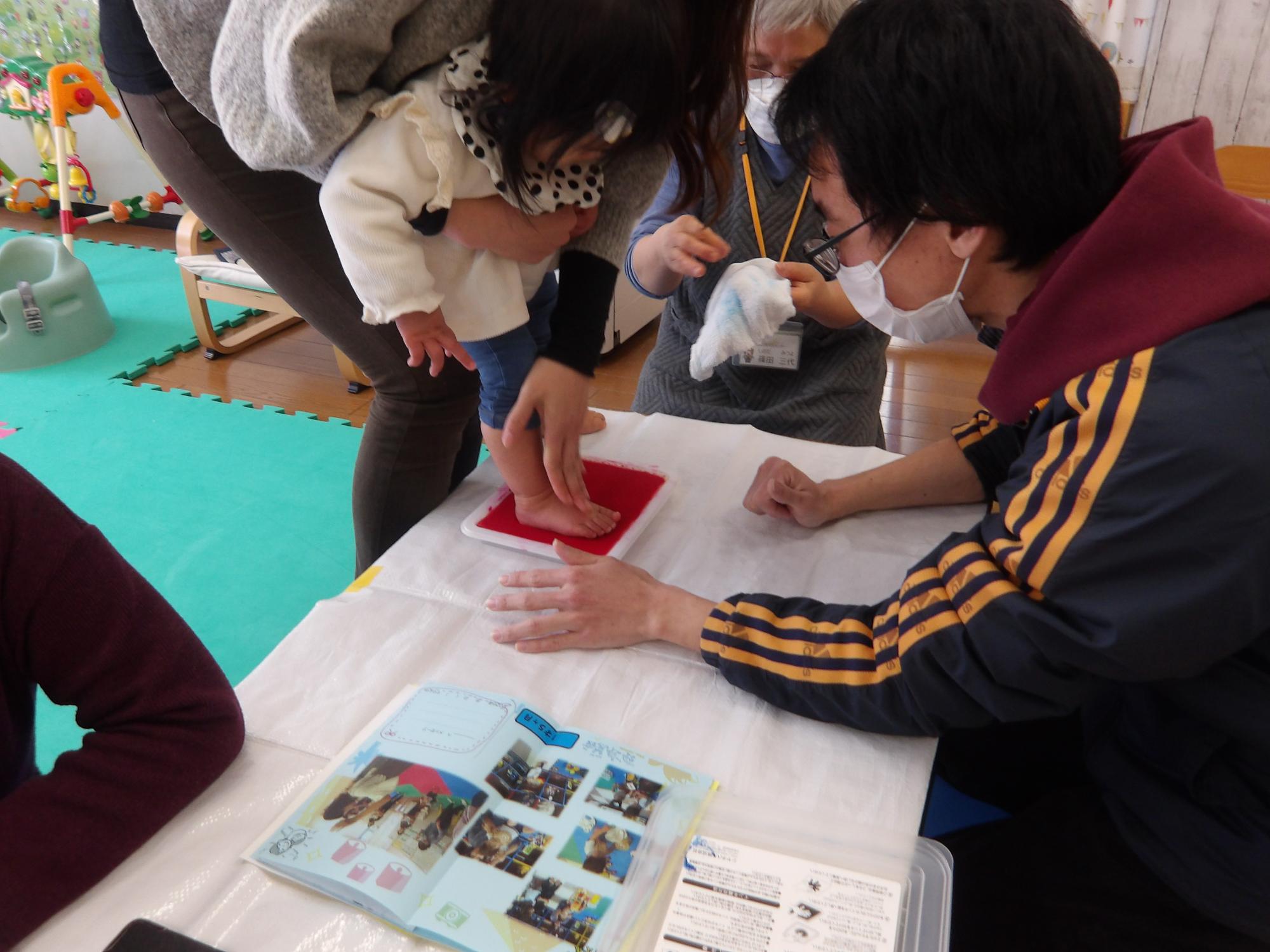 手形足形スタンプをしている様子の写真