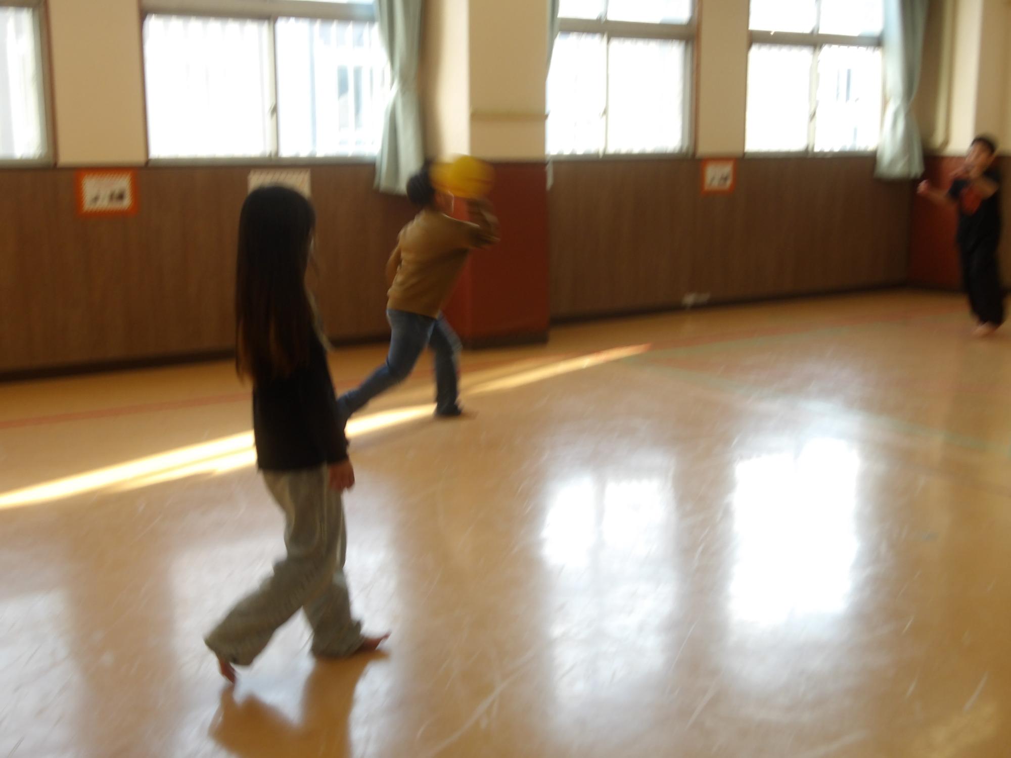 ドッチボールをしている様子の写真