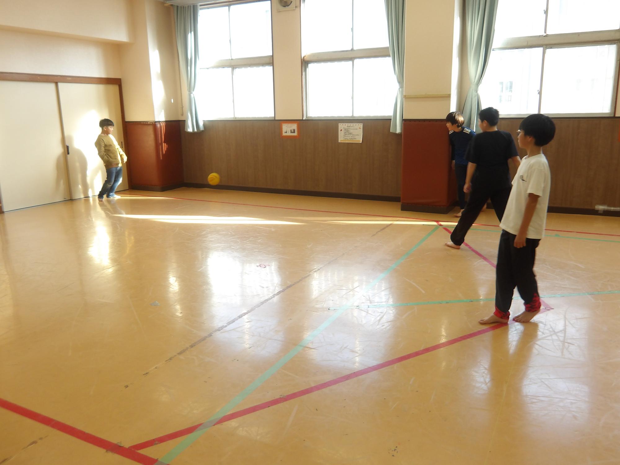 ドッチボールをしている様子の写真