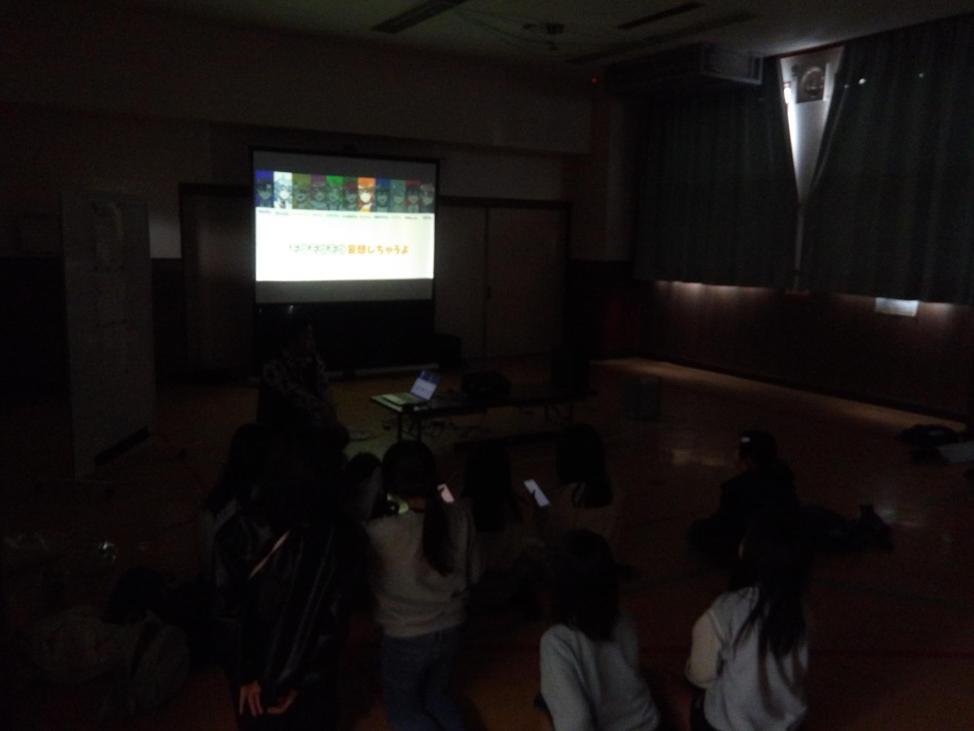 歌を歌っている様子の写真