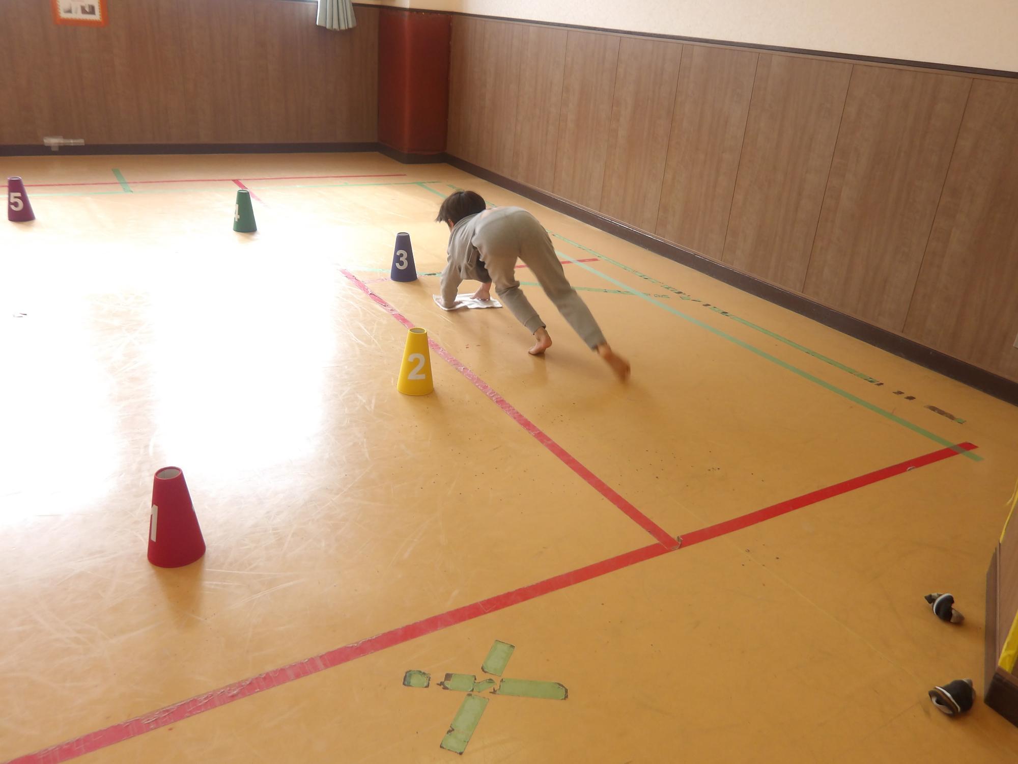 雑巾レースをしている様子の写真