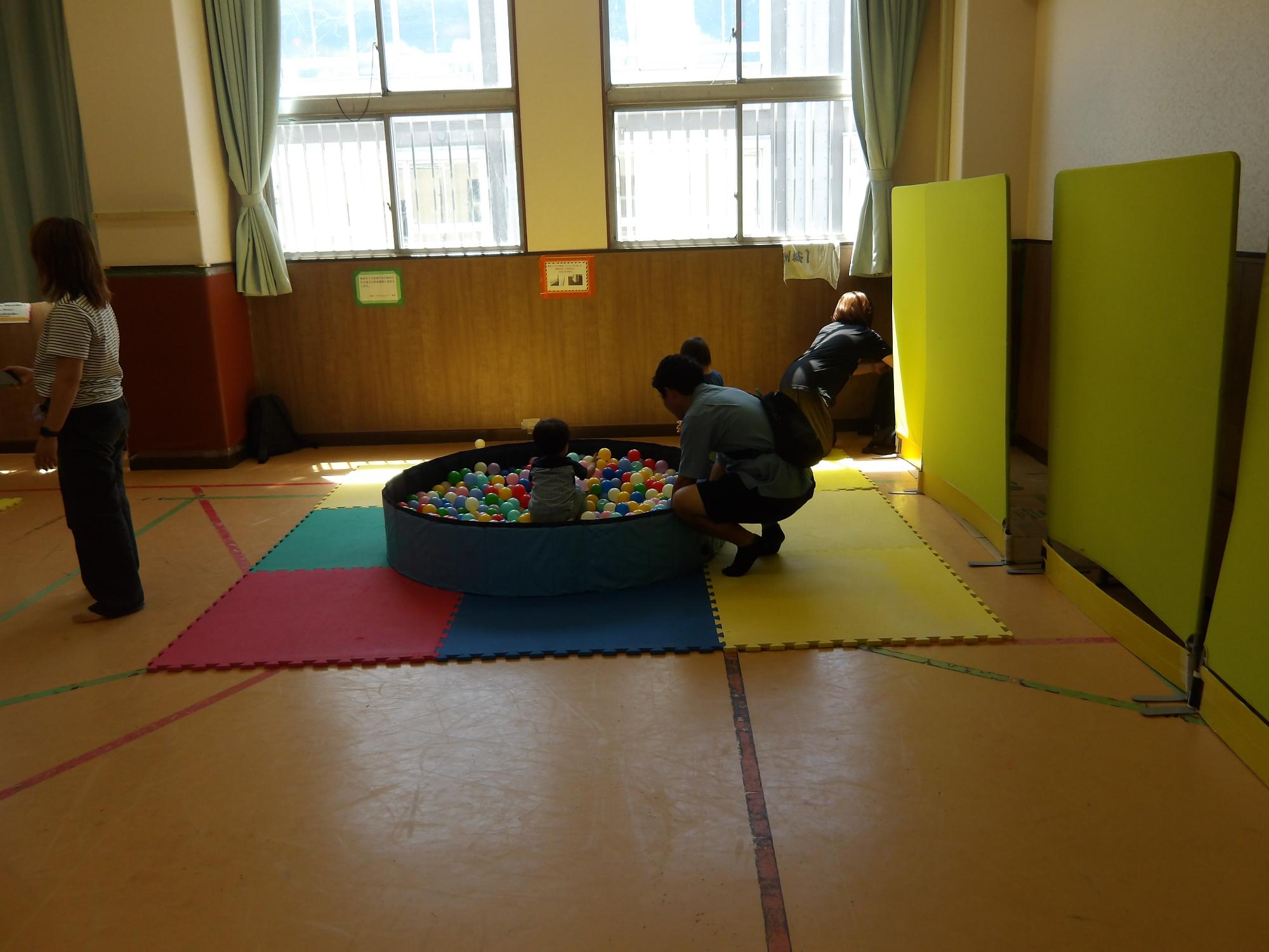 ボールプールで遊んでいる写真