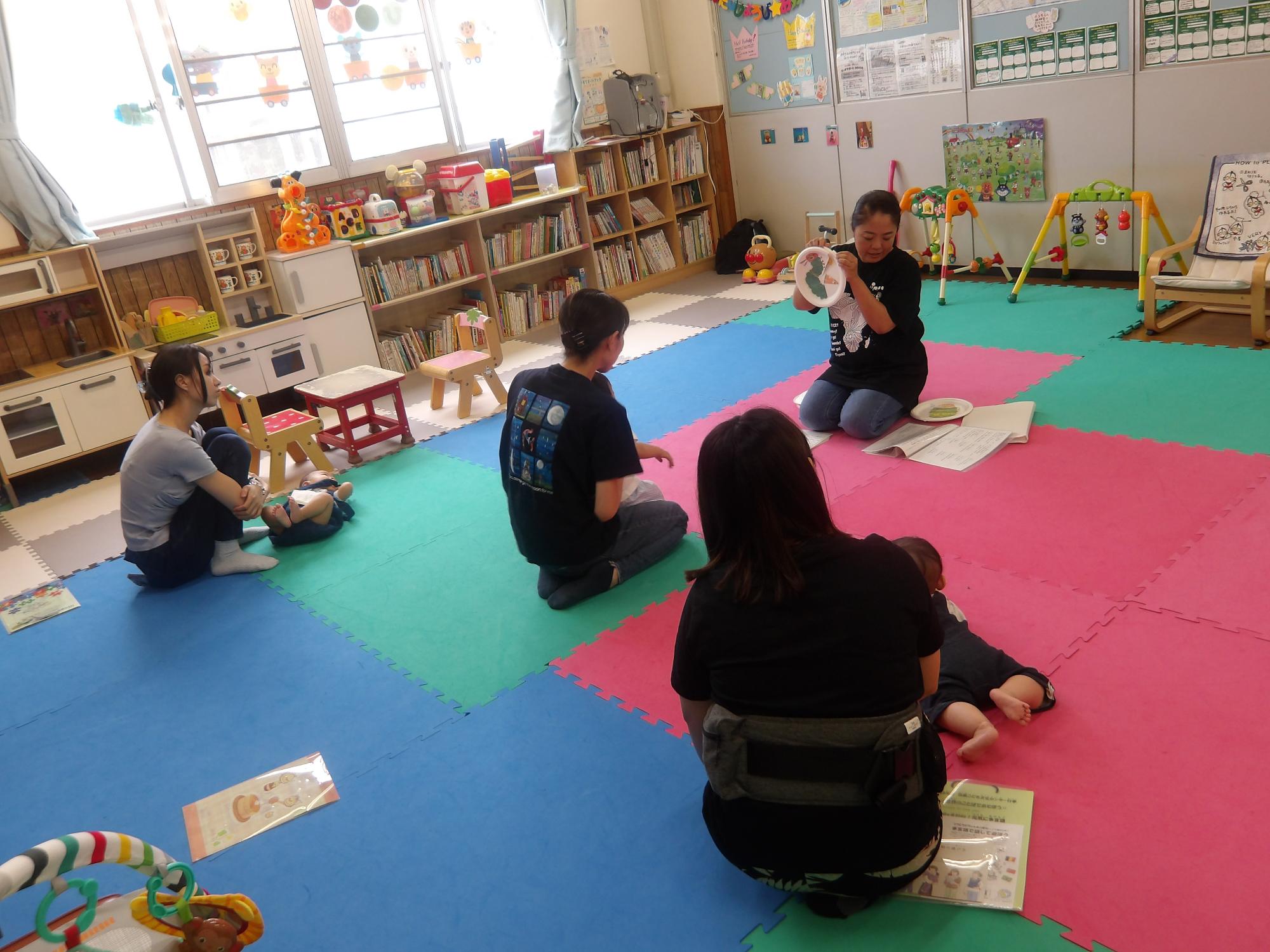 絵本の読み聞かせをしている様子の写真