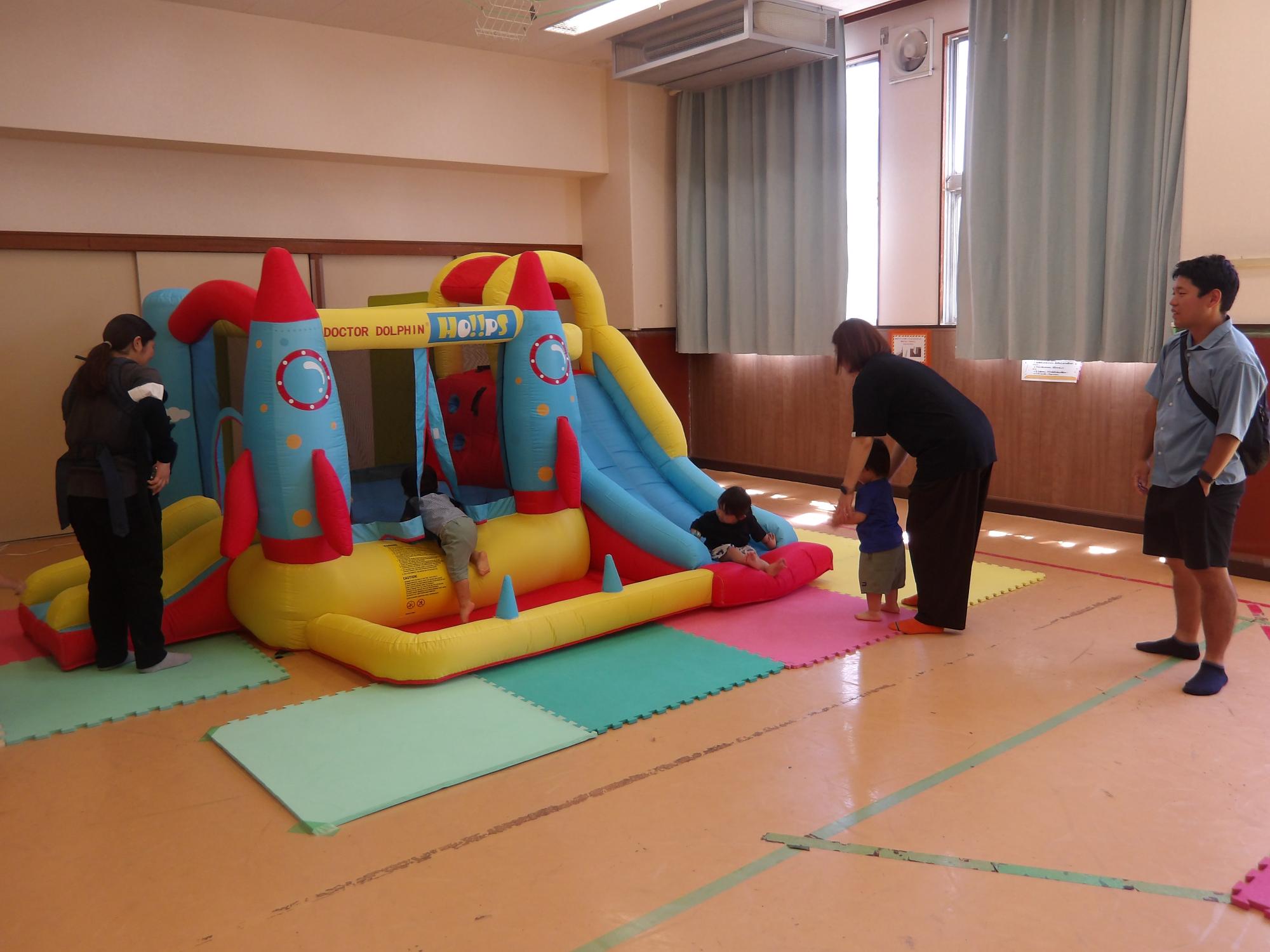プレイパークで親子さんが遊んでいる写真