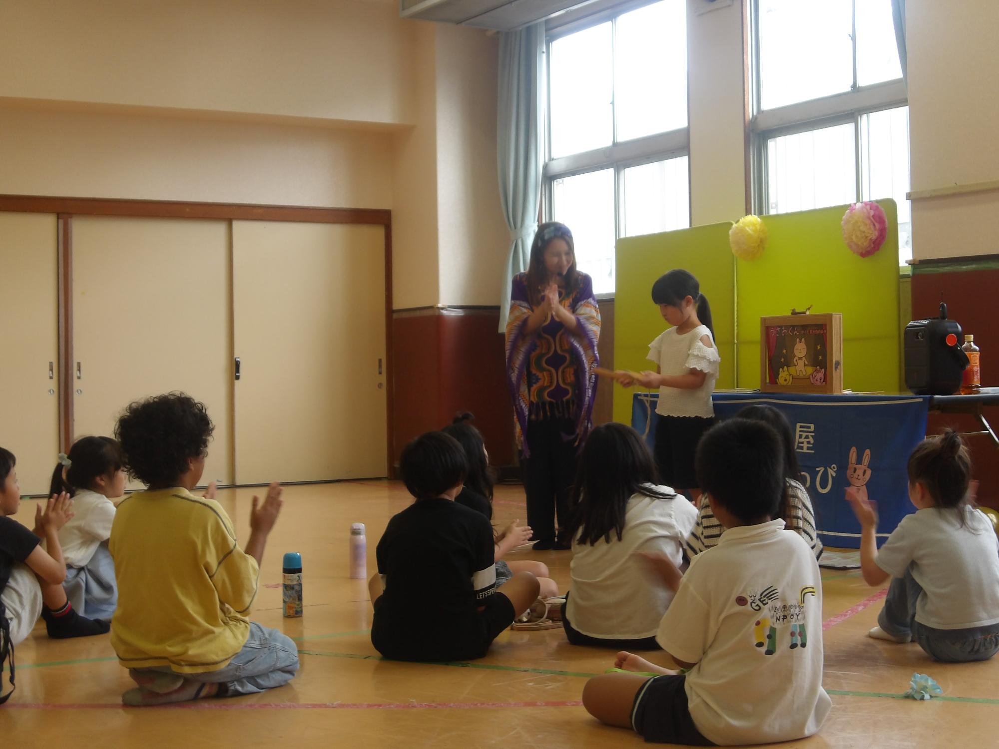 紙芝居屋ゆうことぴっぴに参加している姿の写真